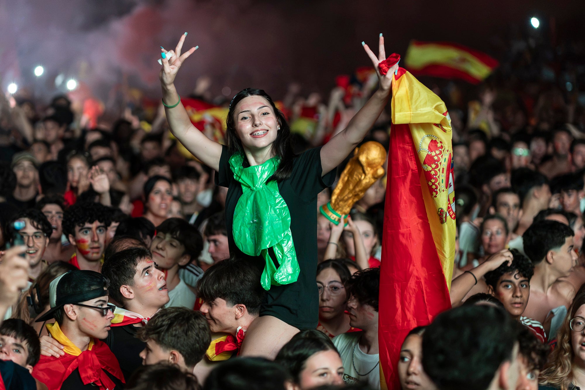 L'Espai Vela del parc de Vallparadís de Terrassa es va omplir aquest diumenge a la nit amb 8.500 aficionats per seguir en pantalla gran i animació des de l'escenari la final del Mundial de futbol a Nova York entre les seleccions d'Espanya i l'Argentina. L'emoció es va mantenir fins a la segona part de la pròrroga quan el jugador del Barça Ferran Torres va marca l'1-0 definitiu, que va donar la corona planetària a un combinat amb els terrassencs Dani Olmo i Marc Pubill. Entre els assistents també hi havia aficionats del conjunt de Messi. A causa de la calor i aquestes emocions, es van haver d'efectuar algunes evacuacions de seguidors | Mireia Comas