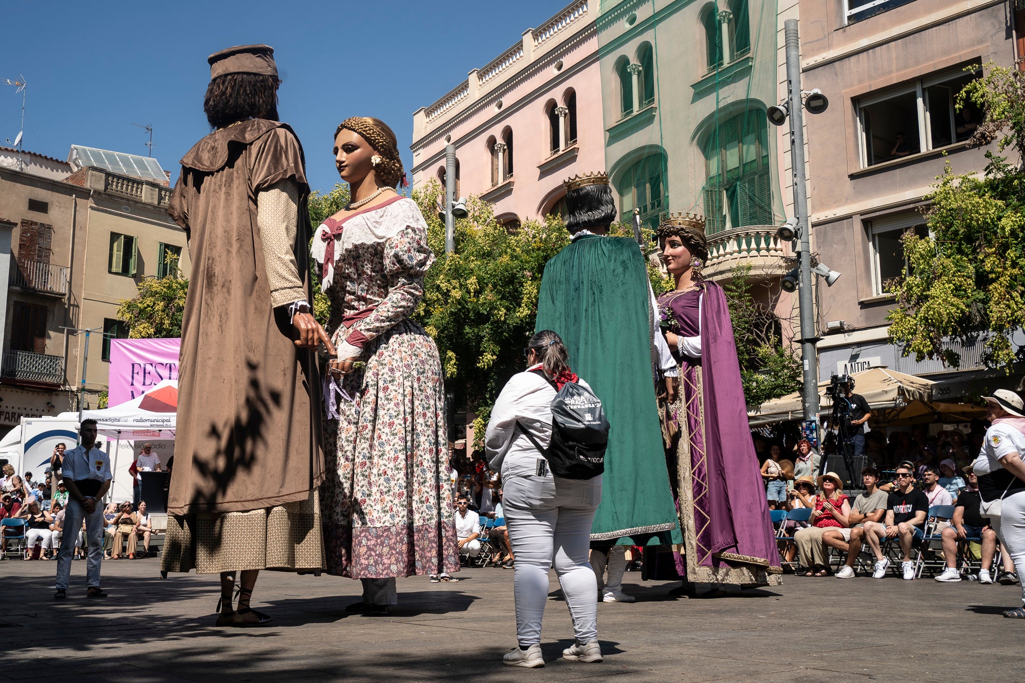 El Ball de Plaça 2026 tenia l'expectativa que ja s'ha fet amb els Protocols de la Festa Major de Terrassa actualitzats i estableix que són els grups de cultura popular els qui decideixen amb quins regidors ballen i amb quins no. El ritual ha començat aquest diumenge al matí partint el seguici de l'Ajuntament per anar cap a la missa de la catedral del Sant Esperit i sortint en acabar de l'ofici per a participar a la plaça Vella dels balls de l'Esbart Egarenc, els Nans amb els seus capgrossos, els Bastoners, el Drac, els Gegants i l'Àliga de Terrassa. Dels 27 regidors presents, tres s'han quedat sense parella però l'acte ha estat més serè que el de l'any passat | Mireia Comas