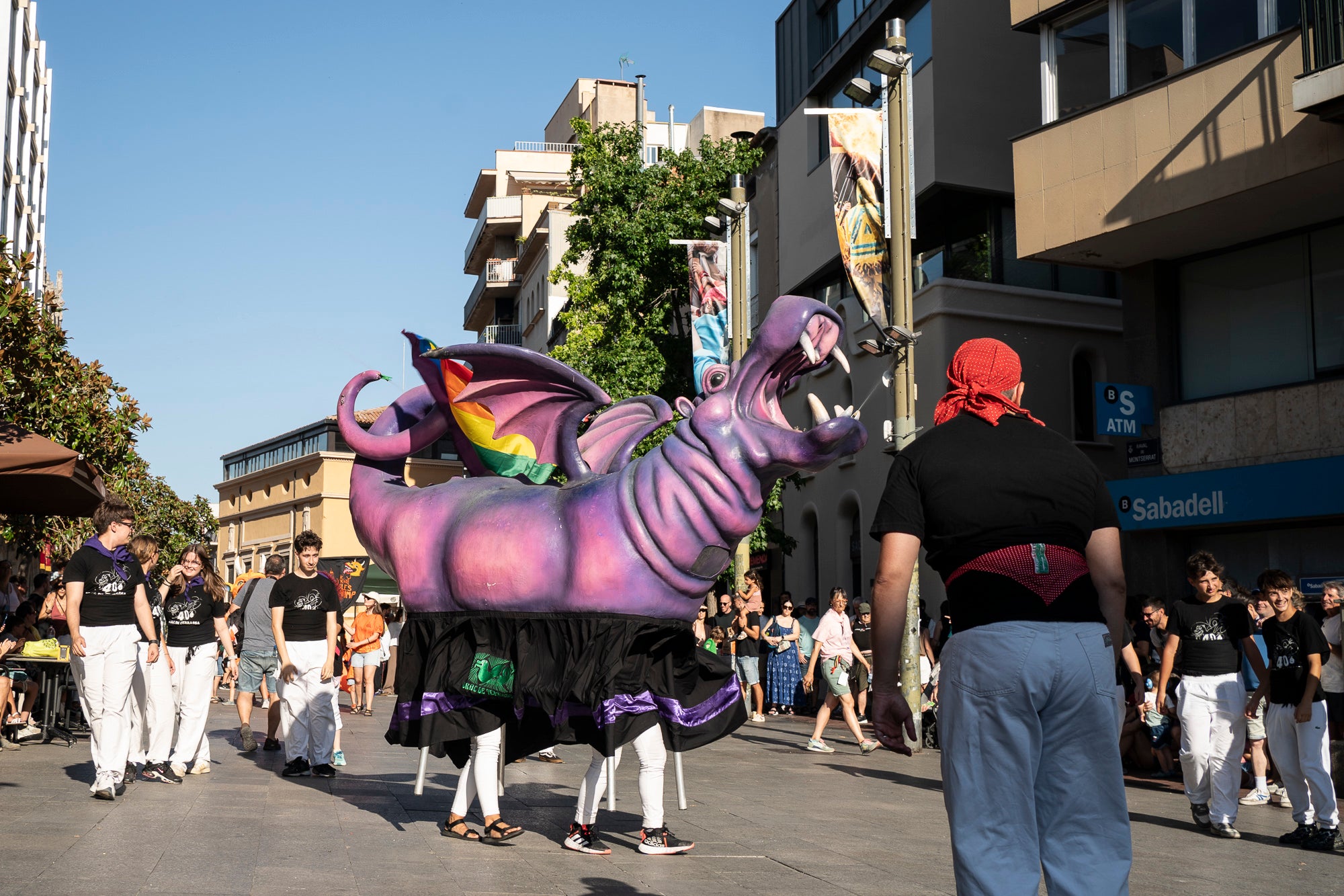 Els carrers de Terrassa han tornat a acollir la Cercavila de Festa Major, la mostra de cultura popular i tradicional catalana de la ciutat. Enguany, l'acte ha comptat amb la presència de totes les colles protocol·làries; el Drac de Terrassa, els Geganters de Terrassa, Nans i Capgrossos de Terrassa, l'Esbart Egarenc, els Bastoners de Terrassa, els Minyons de Terrassa, els Castellers de Terrassa, els Diables de Terrassa i l'Àliga de Terrassa. A més, també actuat les colles sardanistes de la ciutat, les colles geganteres, les colles de diables i les colles d'imatgeria de foc, entre d'altres entitats culturals | Mireia Comas