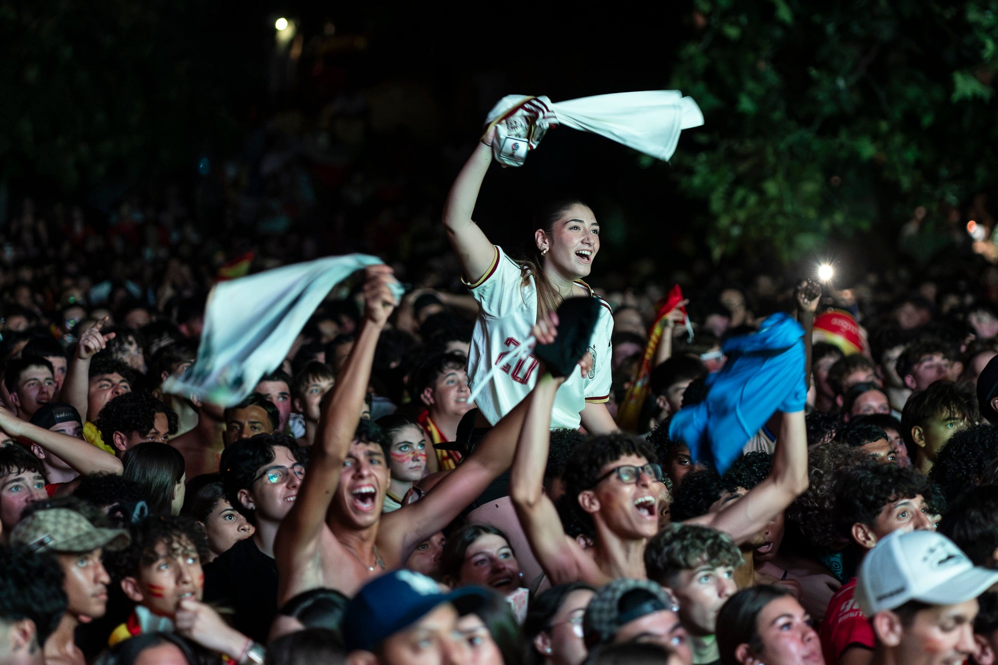 L'Espai Vela del parc de Vallparadís de Terrassa es va omplir aquest diumenge a la nit amb 8.500 aficionats per seguir en pantalla gran i animació des de l'escenari la final del Mundial de futbol a Nova York entre les seleccions d'Espanya i l'Argentina. L'emoció es va mantenir fins a la segona part de la pròrroga quan el jugador del Barça Ferran Torres va marca l'1-0 definitiu, que va donar la corona planetària a un combinat amb els terrassencs Dani Olmo i Marc Pubill. Entre els assistents també hi havia aficionats del conjunt de Messi. A causa de la calor i aquestes emocions, es van haver d'efectuar algunes evacuacions de seguidors | Mireia Comas
