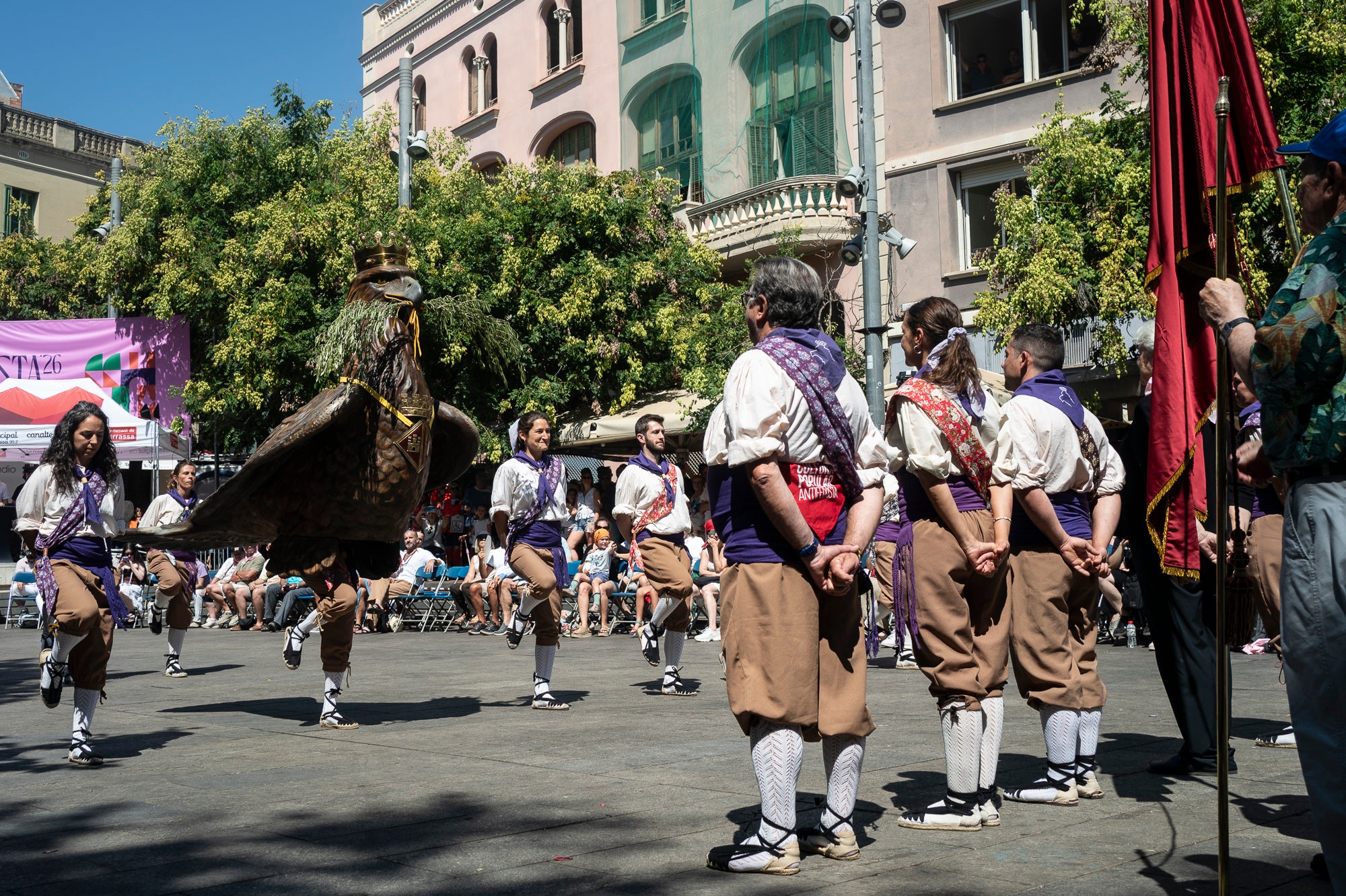 El Ball de Plaça 2026 tenia l'expectativa que ja s'ha fet amb els Protocols de la Festa Major de Terrassa actualitzats i estableix que són els grups de cultura popular els qui decideixen amb quins regidors ballen i amb quins no. El ritual ha començat aquest diumenge al matí partint el seguici de l'Ajuntament per anar cap a la missa de la catedral del Sant Esperit i sortint en acabar de l'ofici per a participar a la plaça Vella dels balls de l'Esbart Egarenc, els Nans amb els seus capgrossos, els Bastoners, el Drac, els Gegants i l'Àliga de Terrassa. Dels 27 regidors presents, tres s'han quedat sense parella però l'acte ha estat més serè que el de l'any passat | Mireia Comas