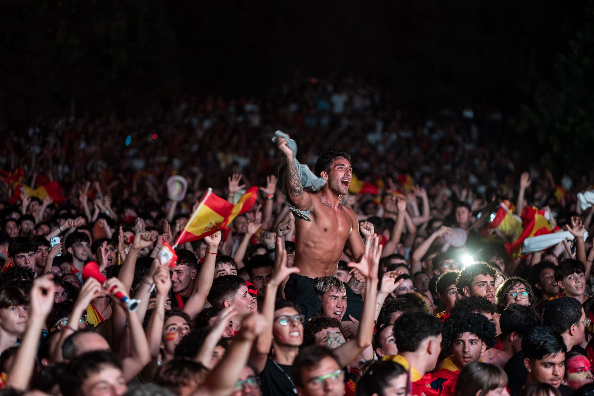 L'Espai Vela del parc de Vallparadís de Terrassa es va omplir aquest diumenge a la nit amb 8.500 aficionats per seguir en pantalla gran i animació des de l'escenari la final del Mundial de futbol a Nova York entre les seleccions d'Espanya i l'Argentina. L'emoció es va mantenir fins a la segona part de la pròrroga quan el jugador del Barça Ferran Torres va marca l'1-0 definitiu, que va donar la corona planetària a un combinat amb els terrassencs Dani Olmo i Marc Pubill. Entre els assistents també hi havia aficionats del conjunt de Messi. A causa de la calor i aquestes emocions, es van haver d'efectuar algunes evacuacions de seguidors | Mireia Comas