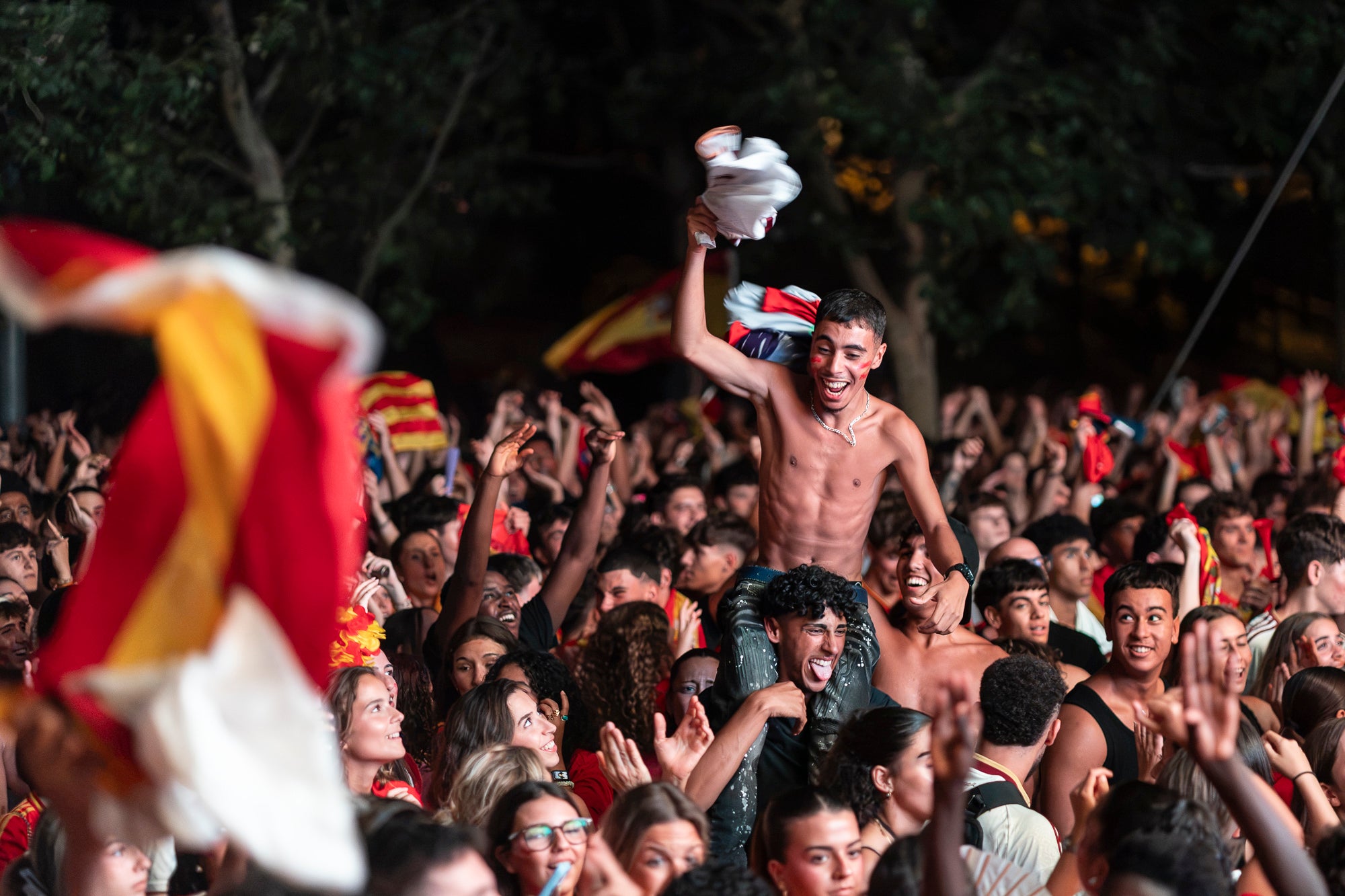 L'Espai Vela del parc de Vallparadís de Terrassa es va omplir aquest diumenge a la nit amb 8.500 aficionats per seguir en pantalla gran i animació des de l'escenari la final del Mundial de futbol a Nova York entre les seleccions d'Espanya i l'Argentina. L'emoció es va mantenir fins a la segona part de la pròrroga quan el jugador del Barça Ferran Torres va marca l'1-0 definitiu, que va donar la corona planetària a un combinat amb els terrassencs Dani Olmo i Marc Pubill. Entre els assistents també hi havia aficionats del conjunt de Messi. A causa de la calor i aquestes emocions, es van haver d'efectuar algunes evacuacions de seguidors | Mireia Comas