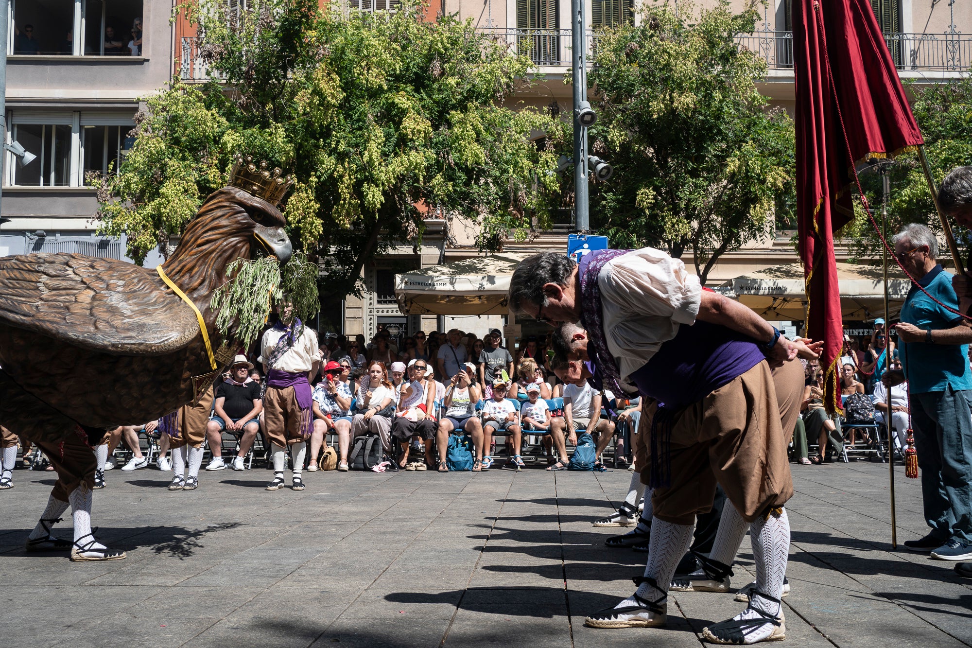 El Ball de Plaça 2026 tenia l'expectativa que ja s'ha fet amb els Protocols de la Festa Major de Terrassa actualitzats i estableix que són els grups de cultura popular els qui decideixen amb quins regidors ballen i amb quins no. El ritual ha començat aquest diumenge al matí partint el seguici de l'Ajuntament per anar cap a la missa de la catedral del Sant Esperit i sortint en acabar de l'ofici per a participar a la plaça Vella dels balls de l'Esbart Egarenc, els Nans amb els seus capgrossos, els Bastoners, el Drac, els Gegants i l'Àliga de Terrassa. Dels 27 regidors presents, tres s'han quedat sense parella però l'acte ha estat més serè que el de l'any passat | Mireia Comas