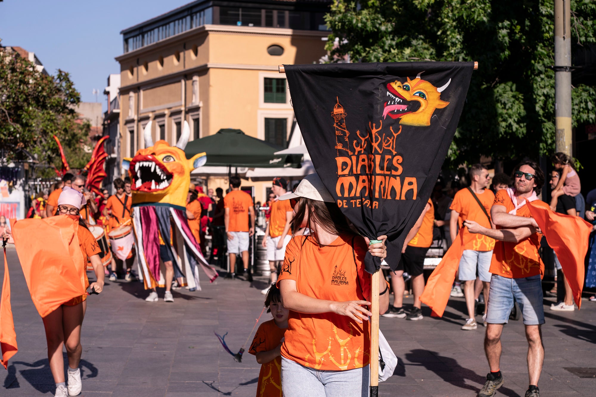 Els carrers de Terrassa han tornat a acollir la Cercavila de Festa Major, la mostra de cultura popular i tradicional catalana de la ciutat. Enguany, l'acte ha comptat amb la presència de totes les colles protocol·làries; el Drac de Terrassa, els Geganters de Terrassa, Nans i Capgrossos de Terrassa, l'Esbart Egarenc, els Bastoners de Terrassa, els Minyons de Terrassa, els Castellers de Terrassa, els Diables de Terrassa i l'Àliga de Terrassa. A més, també actuat les colles sardanistes de la ciutat, les colles geganteres, les colles de diables i les colles d'imatgeria de foc, entre d'altres entitats culturals | Mireia Comas