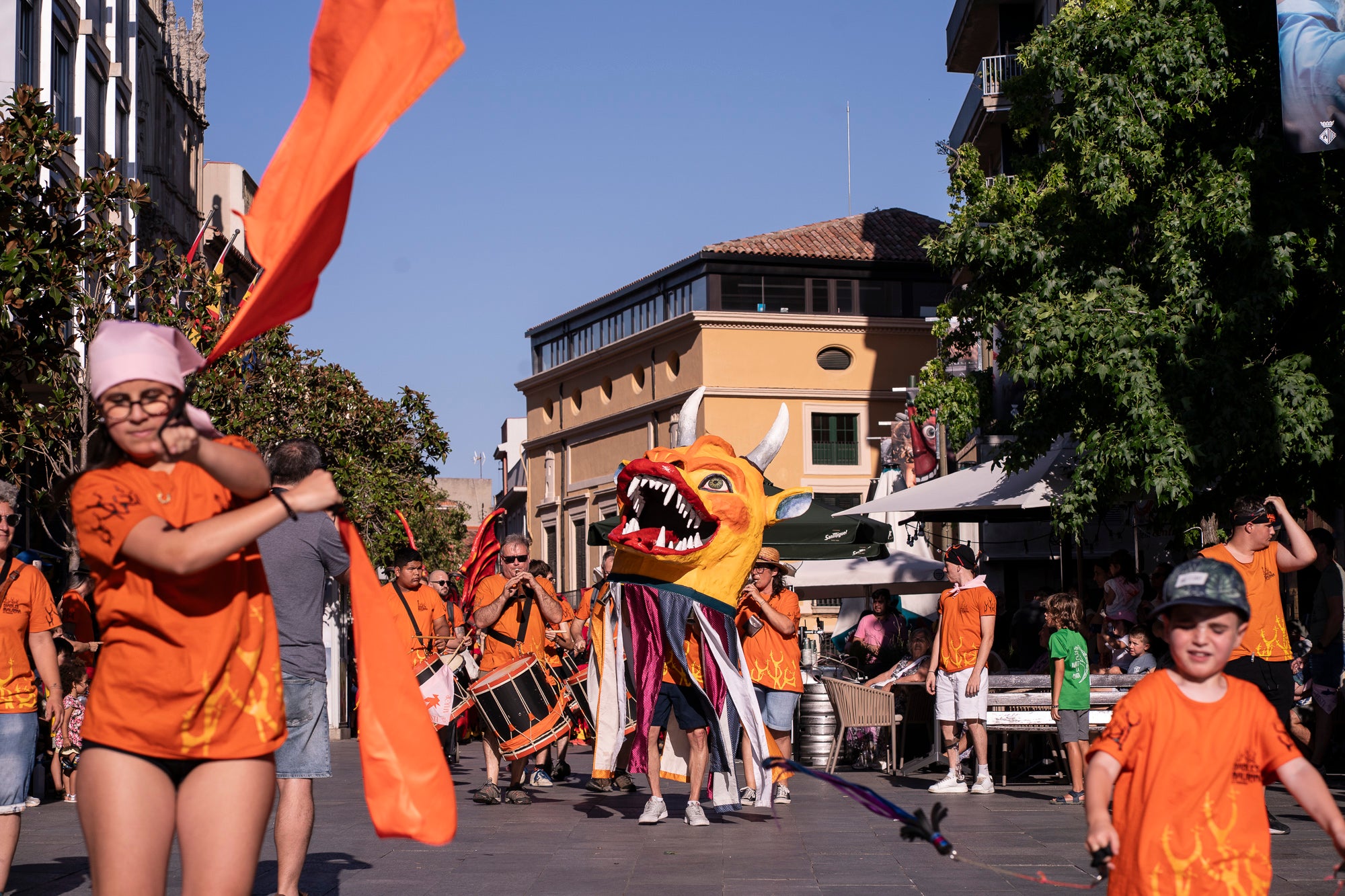 Els carrers de Terrassa han tornat a acollir la Cercavila de Festa Major, la mostra de cultura popular i tradicional catalana de la ciutat. Enguany, l'acte ha comptat amb la presència de totes les colles protocol·làries; el Drac de Terrassa, els Geganters de Terrassa, Nans i Capgrossos de Terrassa, l'Esbart Egarenc, els Bastoners de Terrassa, els Minyons de Terrassa, els Castellers de Terrassa, els Diables de Terrassa i l'Àliga de Terrassa. A més, també actuat les colles sardanistes de la ciutat, les colles geganteres, les colles de diables i les colles d'imatgeria de foc, entre d'altres entitats culturals | Mireia Comas