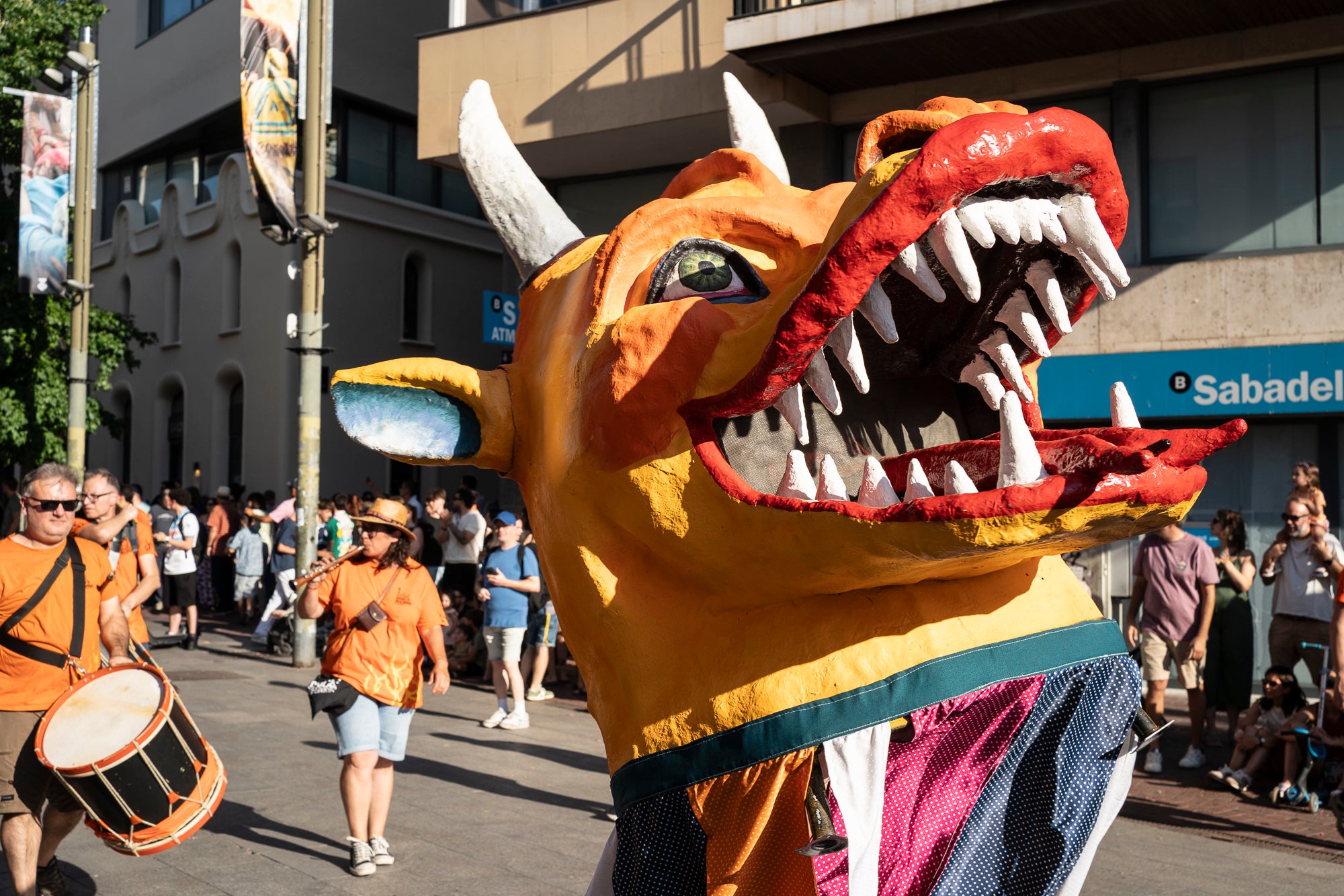 Els carrers de Terrassa han tornat a acollir la Cercavila de Festa Major, la mostra de cultura popular i tradicional catalana de la ciutat. Enguany, l'acte ha comptat amb la presència de totes les colles protocol·làries; el Drac de Terrassa, els Geganters de Terrassa, Nans i Capgrossos de Terrassa, l'Esbart Egarenc, els Bastoners de Terrassa, els Minyons de Terrassa, els Castellers de Terrassa, els Diables de Terrassa i l'Àliga de Terrassa. A més, també actuat les colles sardanistes de la ciutat, les colles geganteres, les colles de diables i les colles d'imatgeria de foc, entre d'altres entitats culturals | Mireia Comas