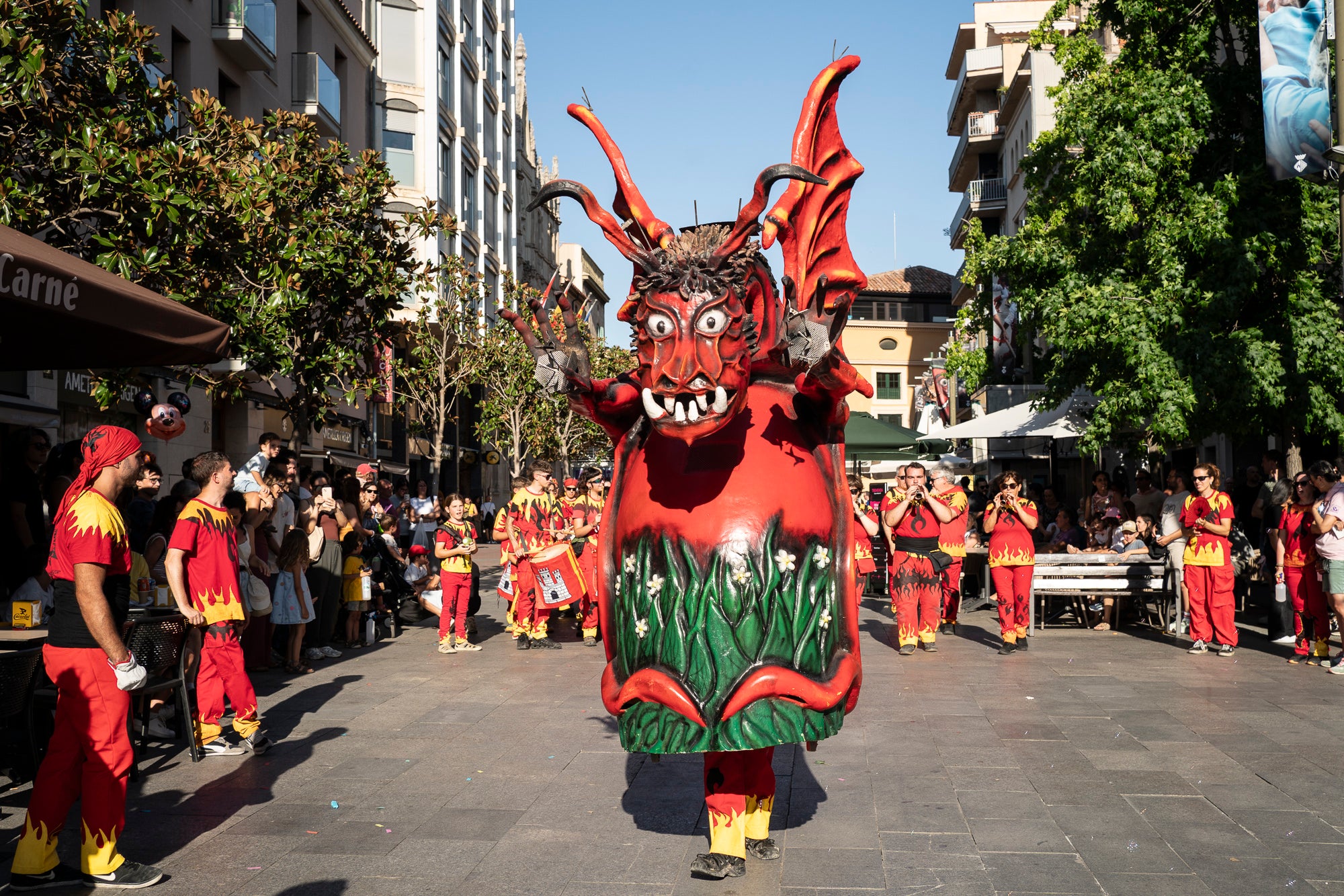 Els carrers de Terrassa han tornat a acollir la Cercavila de Festa Major, la mostra de cultura popular i tradicional catalana de la ciutat. Enguany, l'acte ha comptat amb la presència de totes les colles protocol·làries; el Drac de Terrassa, els Geganters de Terrassa, Nans i Capgrossos de Terrassa, l'Esbart Egarenc, els Bastoners de Terrassa, els Minyons de Terrassa, els Castellers de Terrassa, els Diables de Terrassa i l'Àliga de Terrassa. A més, també actuat les colles sardanistes de la ciutat, les colles geganteres, les colles de diables i les colles d'imatgeria de foc, entre d'altres entitats culturals | Mireia Comas
