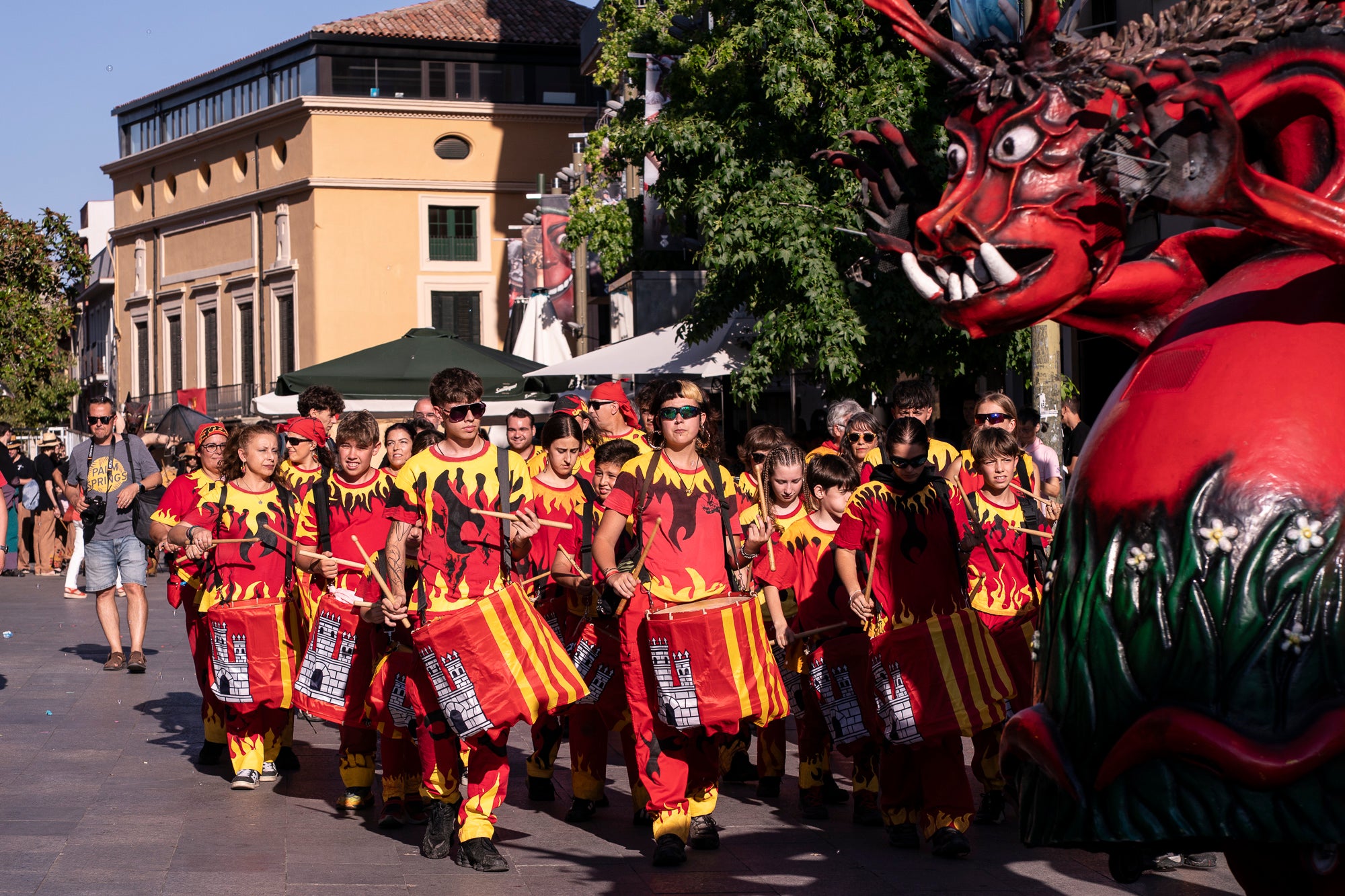 Els carrers de Terrassa han tornat a acollir la Cercavila de Festa Major, la mostra de cultura popular i tradicional catalana de la ciutat. Enguany, l'acte ha comptat amb la presència de totes les colles protocol·làries; el Drac de Terrassa, els Geganters de Terrassa, Nans i Capgrossos de Terrassa, l'Esbart Egarenc, els Bastoners de Terrassa, els Minyons de Terrassa, els Castellers de Terrassa, els Diables de Terrassa i l'Àliga de Terrassa. A més, també actuat les colles sardanistes de la ciutat, les colles geganteres, les colles de diables i les colles d'imatgeria de foc, entre d'altres entitats culturals | Mireia Comas