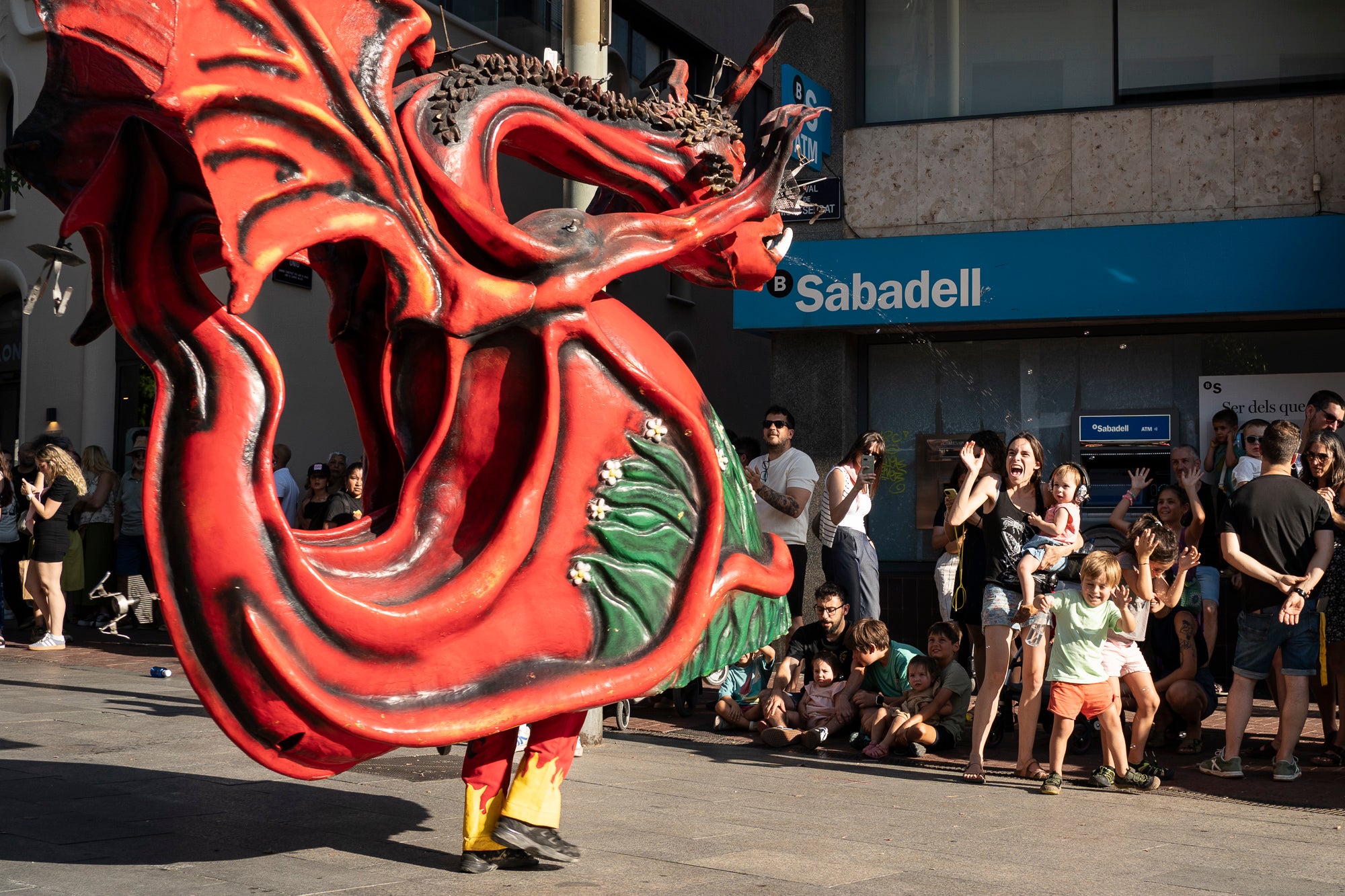 Els carrers de Terrassa han tornat a acollir la Cercavila de Festa Major, la mostra de cultura popular i tradicional catalana de la ciutat. Enguany, l'acte ha comptat amb la presència de totes les colles protocol·làries; el Drac de Terrassa, els Geganters de Terrassa, Nans i Capgrossos de Terrassa, l'Esbart Egarenc, els Bastoners de Terrassa, els Minyons de Terrassa, els Castellers de Terrassa, els Diables de Terrassa i l'Àliga de Terrassa. A més, també actuat les colles sardanistes de la ciutat, les colles geganteres, les colles de diables i les colles d'imatgeria de foc, entre d'altres entitats culturals | Mireia Comas