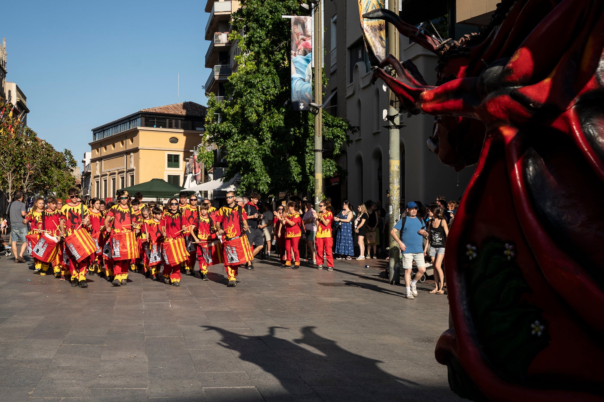 Els carrers de Terrassa han tornat a acollir la Cercavila de Festa Major, la mostra de cultura popular i tradicional catalana de la ciutat. Enguany, l'acte ha comptat amb la presència de totes les colles protocol·làries; el Drac de Terrassa, els Geganters de Terrassa, Nans i Capgrossos de Terrassa, l'Esbart Egarenc, els Bastoners de Terrassa, els Minyons de Terrassa, els Castellers de Terrassa, els Diables de Terrassa i l'Àliga de Terrassa. A més, també actuat les colles sardanistes de la ciutat, les colles geganteres, les colles de diables i les colles d'imatgeria de foc, entre d'altres entitats culturals | Mireia Comas