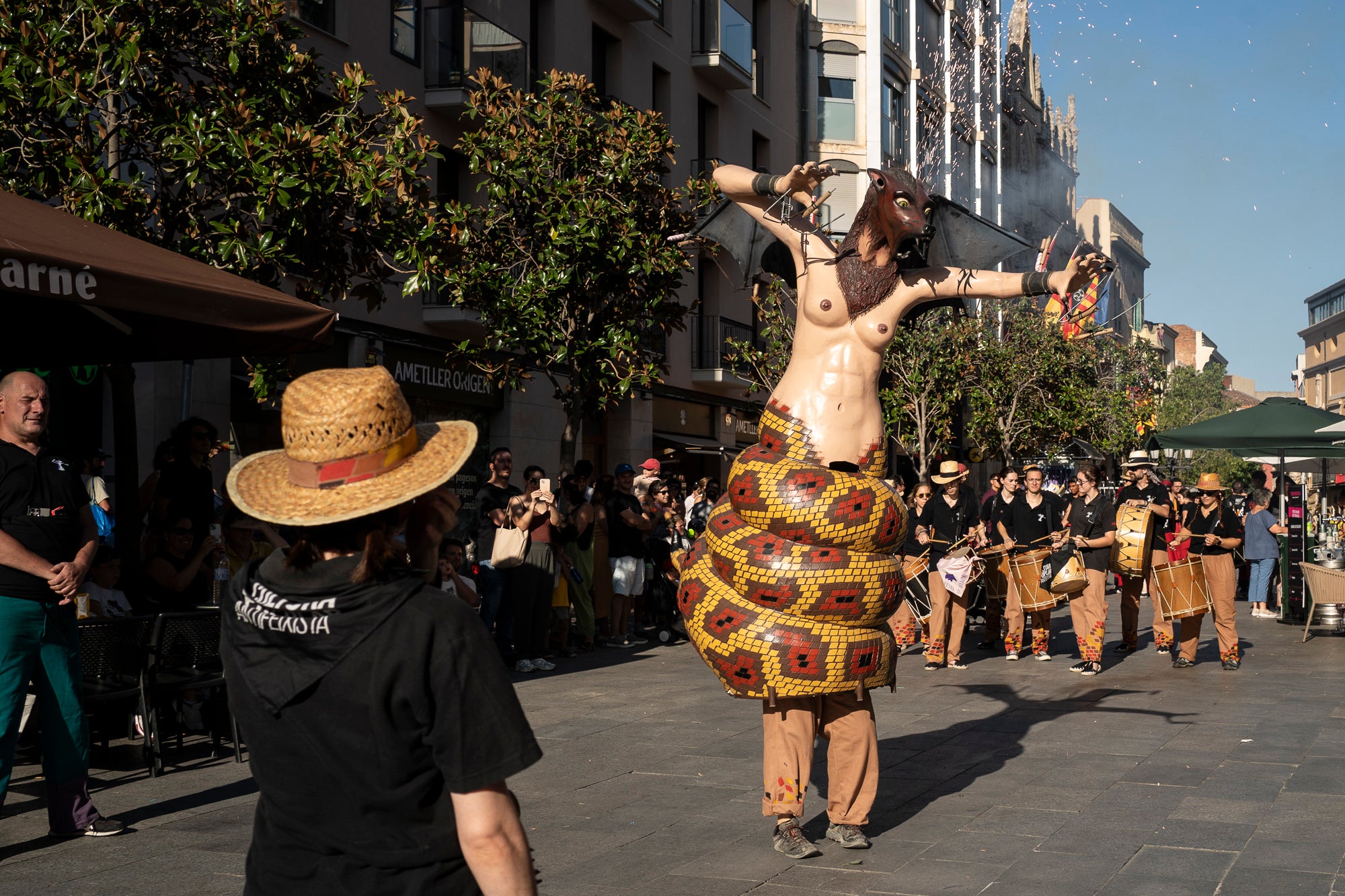 Els carrers de Terrassa han tornat a acollir la Cercavila de Festa Major, la mostra de cultura popular i tradicional catalana de la ciutat. Enguany, l'acte ha comptat amb la presència de totes les colles protocol·làries; el Drac de Terrassa, els Geganters de Terrassa, Nans i Capgrossos de Terrassa, l'Esbart Egarenc, els Bastoners de Terrassa, els Minyons de Terrassa, els Castellers de Terrassa, els Diables de Terrassa i l'Àliga de Terrassa. A més, també actuat les colles sardanistes de la ciutat, les colles geganteres, les colles de diables i les colles d'imatgeria de foc, entre d'altres entitats culturals | Mireia Comas