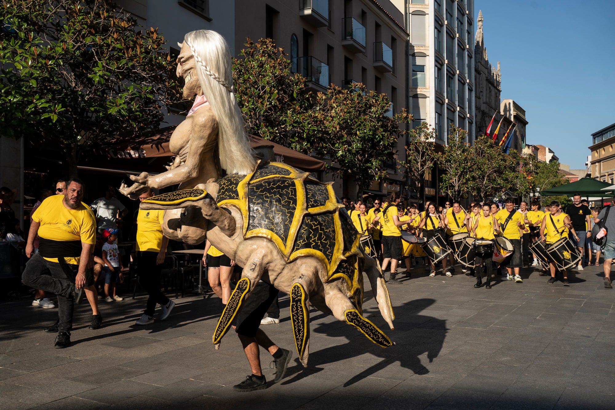 Els carrers de Terrassa han tornat a acollir la Cercavila de Festa Major, la mostra de cultura popular i tradicional catalana de la ciutat. Enguany, l'acte ha comptat amb la presència de totes les colles protocol·làries; el Drac de Terrassa, els Geganters de Terrassa, Nans i Capgrossos de Terrassa, l'Esbart Egarenc, els Bastoners de Terrassa, els Minyons de Terrassa, els Castellers de Terrassa, els Diables de Terrassa i l'Àliga de Terrassa. A més, també actuat les colles sardanistes de la ciutat, les colles geganteres, les colles de diables i les colles d'imatgeria de foc, entre d'altres entitats culturals | Mireia Comas