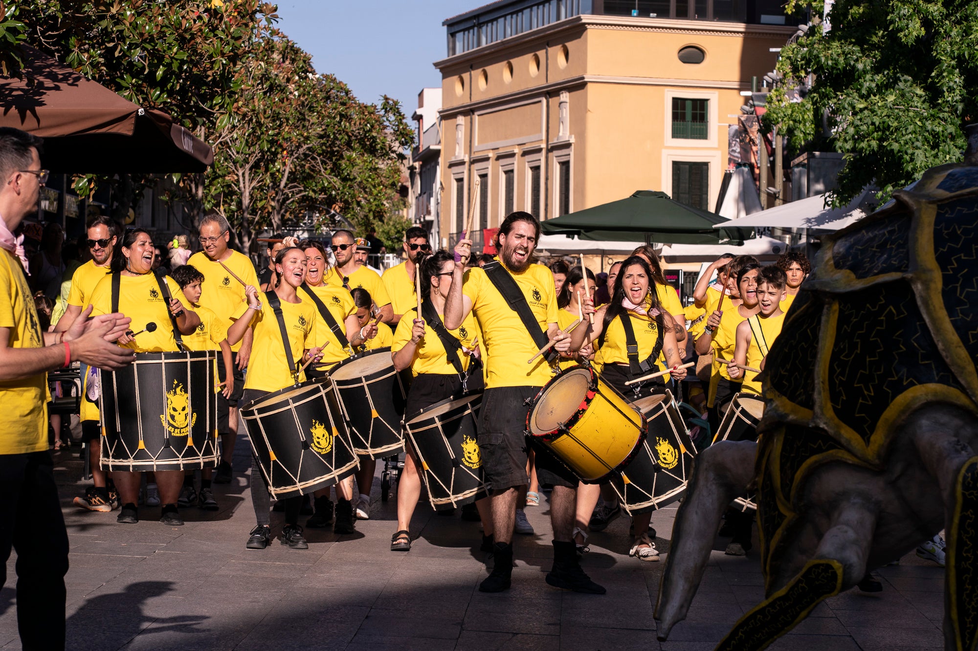 Els carrers de Terrassa han tornat a acollir la Cercavila de Festa Major, la mostra de cultura popular i tradicional catalana de la ciutat. Enguany, l'acte ha comptat amb la presència de totes les colles protocol·làries; el Drac de Terrassa, els Geganters de Terrassa, Nans i Capgrossos de Terrassa, l'Esbart Egarenc, els Bastoners de Terrassa, els Minyons de Terrassa, els Castellers de Terrassa, els Diables de Terrassa i l'Àliga de Terrassa. A més, també actuat les colles sardanistes de la ciutat, les colles geganteres, les colles de diables i les colles d'imatgeria de foc, entre d'altres entitats culturals | Mireia Comas