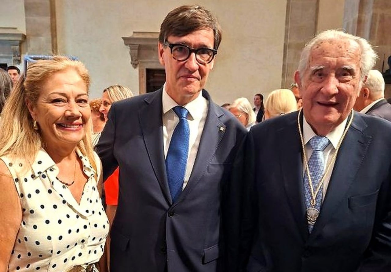 L'alcaldessa Cesca Berenguer i el president Salvador Illa amb el premiat Ramon Comellas | Aj. Viladecavalls