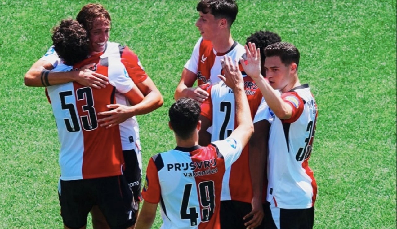 Mika Mármol (a la dreta) celebrant la victòria amb el seu nou equip | Feyenoord Rotterdam