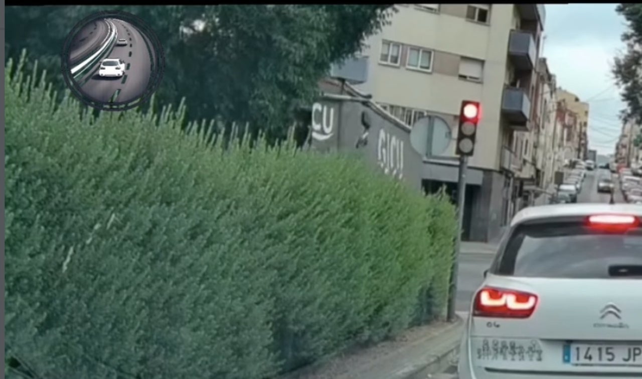 El camió (a l'esquerre) en el moment de fer el fir prohibit | Circuli per la dreta