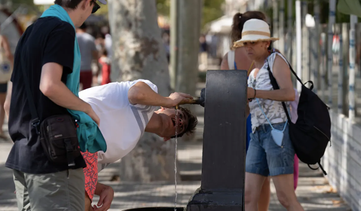 Beure aigua amb regularitat és un dels consells bàsics per afrontar les onades de calor. Encara que no es tingui set, s'ha de fer sovint per mantenir-se hidratat / Foto: Europa Press
