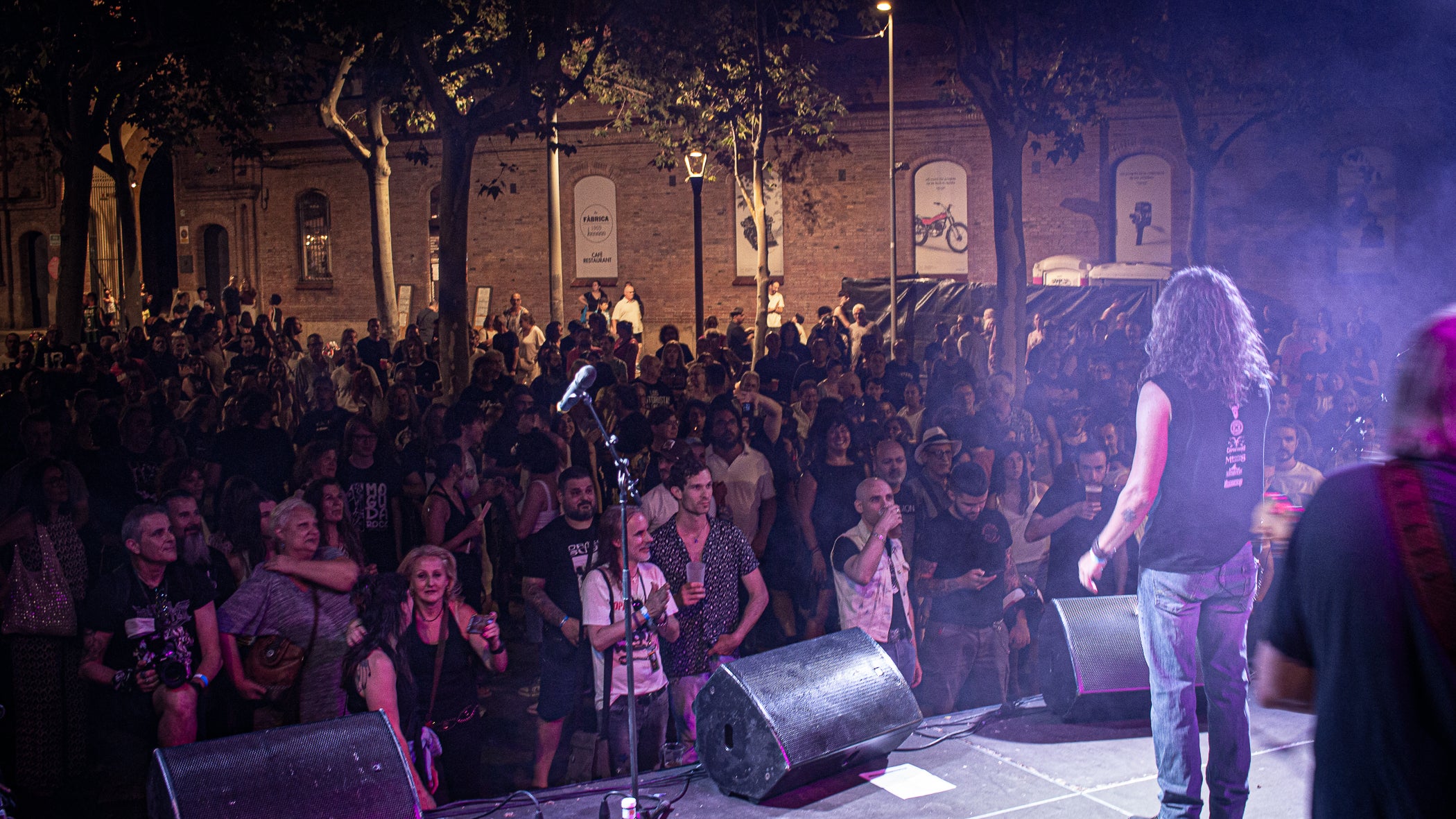 La Moguda Rock de Festa Major al capdamunt de la Rambla ha estat l'ocasió perquè la llegendària banda de heavy metal dels vuitanta de Terrassa Capdetrons es tornessin a reunir aquest divendres amb convidats. Sense el baixista Xarly Compte, traspassat fa onze anys, als originals Jepi, a la guitarra, i Xavi Monqui, a la bateria, s'hi han unit els ADN Segu, al baix, i Juan Feria, a la guitarra, i com a veu i presència contundent Martí Doria | Javi González