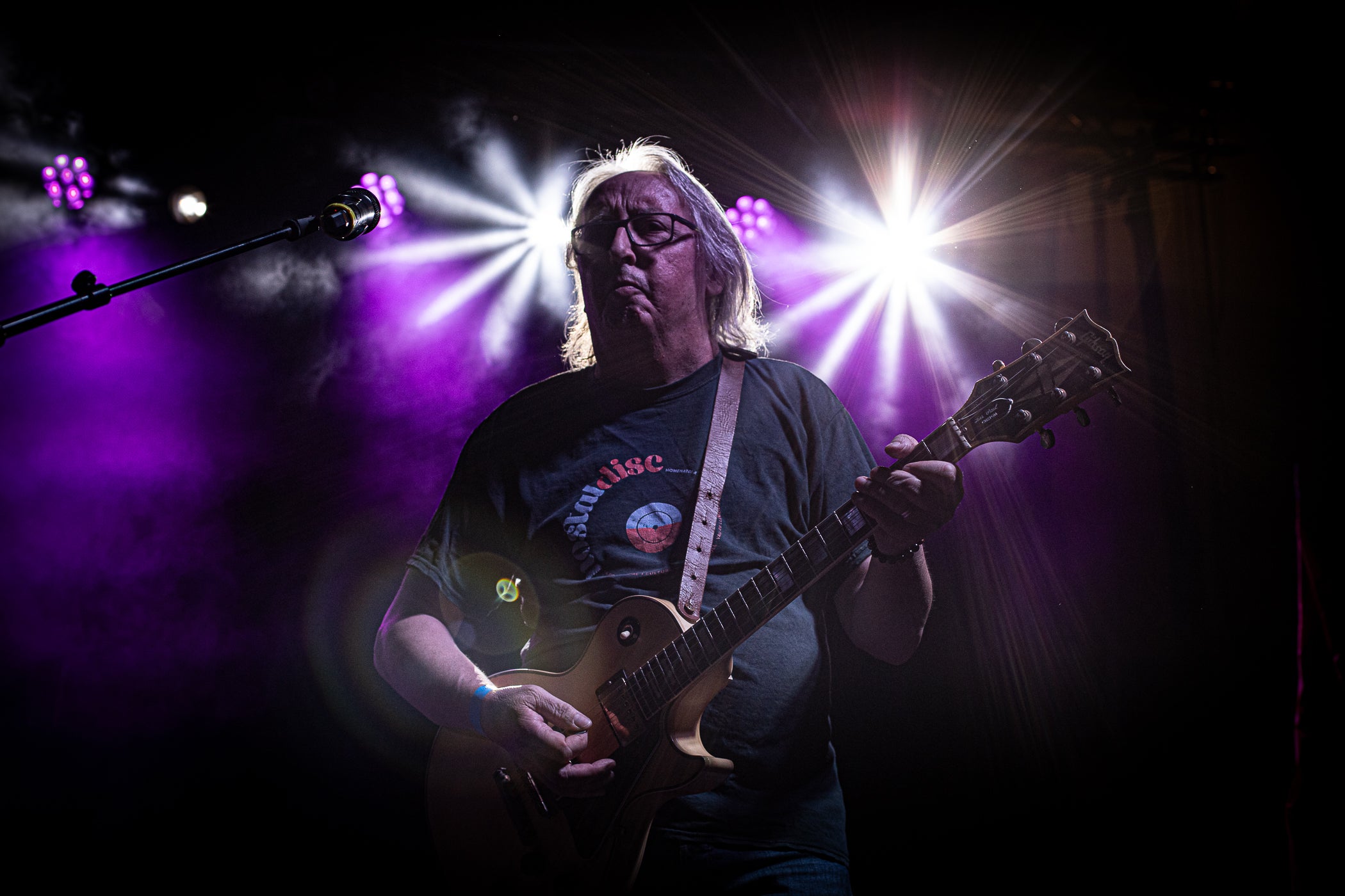 La Moguda Rock de Festa Major al capdamunt de la Rambla ha estat l'ocasió perquè la llegendària banda de heavy metal dels vuitanta de Terrassa Capdetrons es tornessin a reunir aquest divendres amb convidats. Sense el baixista Xarly Compte, traspassat fa onze anys, als originals Jepi, a la guitarra, i Xavi Monqui, a la bateria, s'hi han unit els ADN Segu, al baix, i Juan Feria, a la guitarra, i com a veu i presència contundent Martí Doria | Javi González