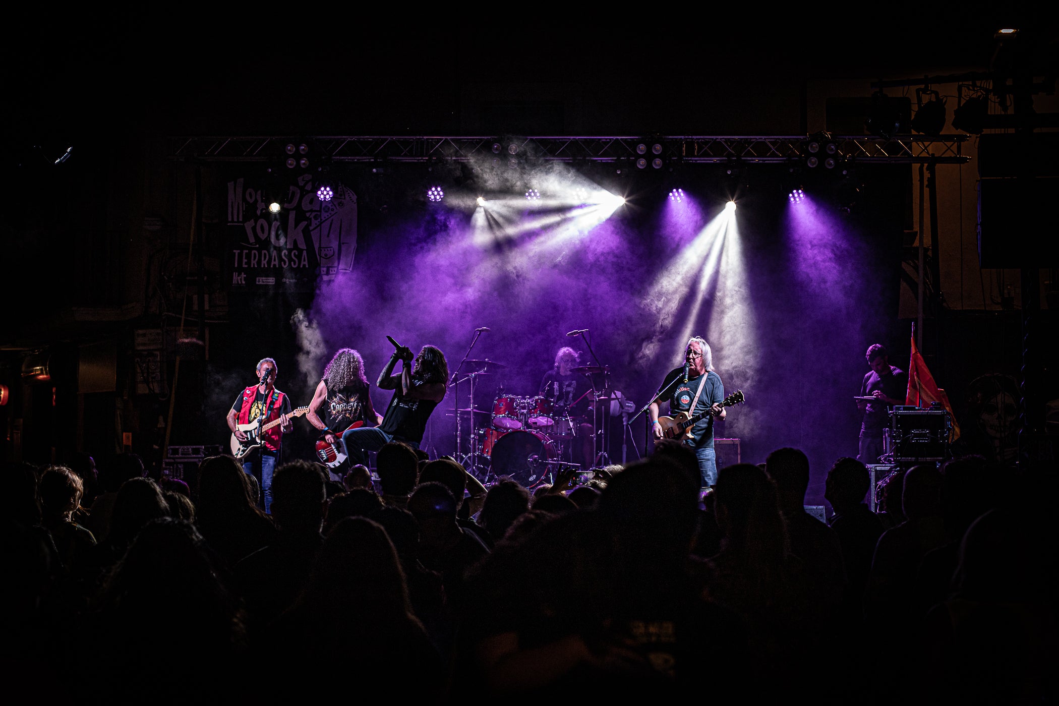 La Moguda Rock de Festa Major al capdamunt de la Rambla ha estat l'ocasió perquè la llegendària banda de heavy metal dels vuitanta de Terrassa Capdetrons es tornessin a reunir aquest divendres amb convidats. Sense el baixista Xarly Compte, traspassat fa onze anys, als originals Jepi, a la guitarra, i Xavi Monqui, a la bateria, s'hi han unit els ADN Segu, al baix, i Juan Feria, a la guitarra, i com a veu i presència contundent Martí Doria | Javi González