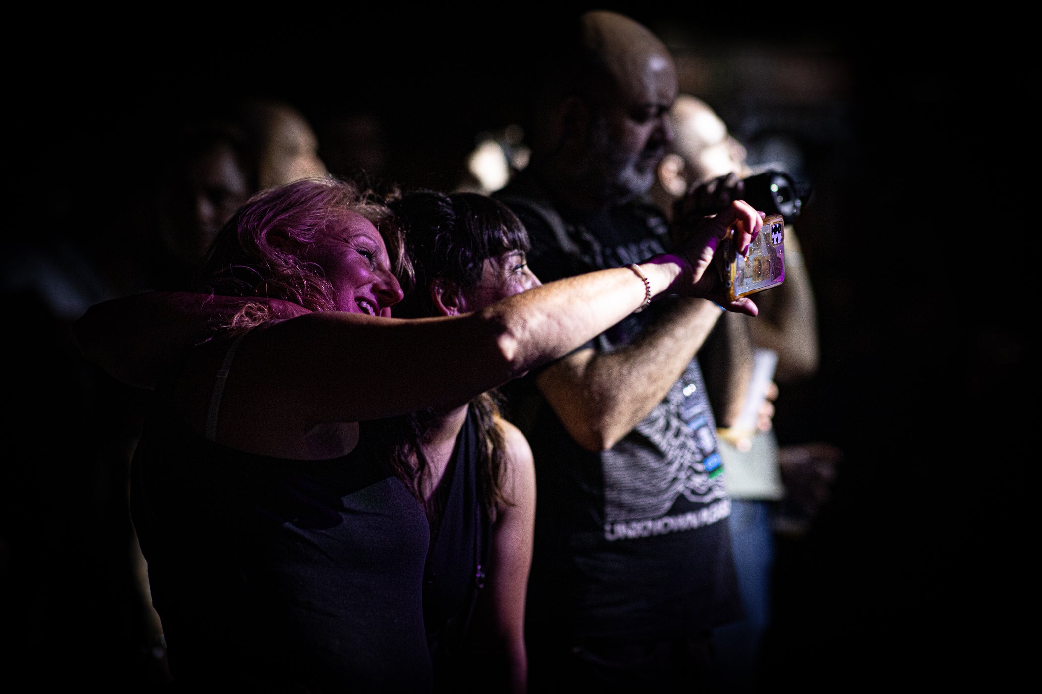 La Moguda Rock de Festa Major al capdamunt de la Rambla ha estat l'ocasió perquè la llegendària banda de heavy metal dels vuitanta de Terrassa Capdetrons es tornessin a reunir aquest divendres amb convidats. Sense el baixista Xarly Compte, traspassat fa onze anys, als originals Jepi, a la guitarra, i Xavi Monqui, a la bateria, s'hi han unit els ADN Segu, al baix, i Juan Feria, a la guitarra, i com a veu i presència contundent Martí Doria | Javi González