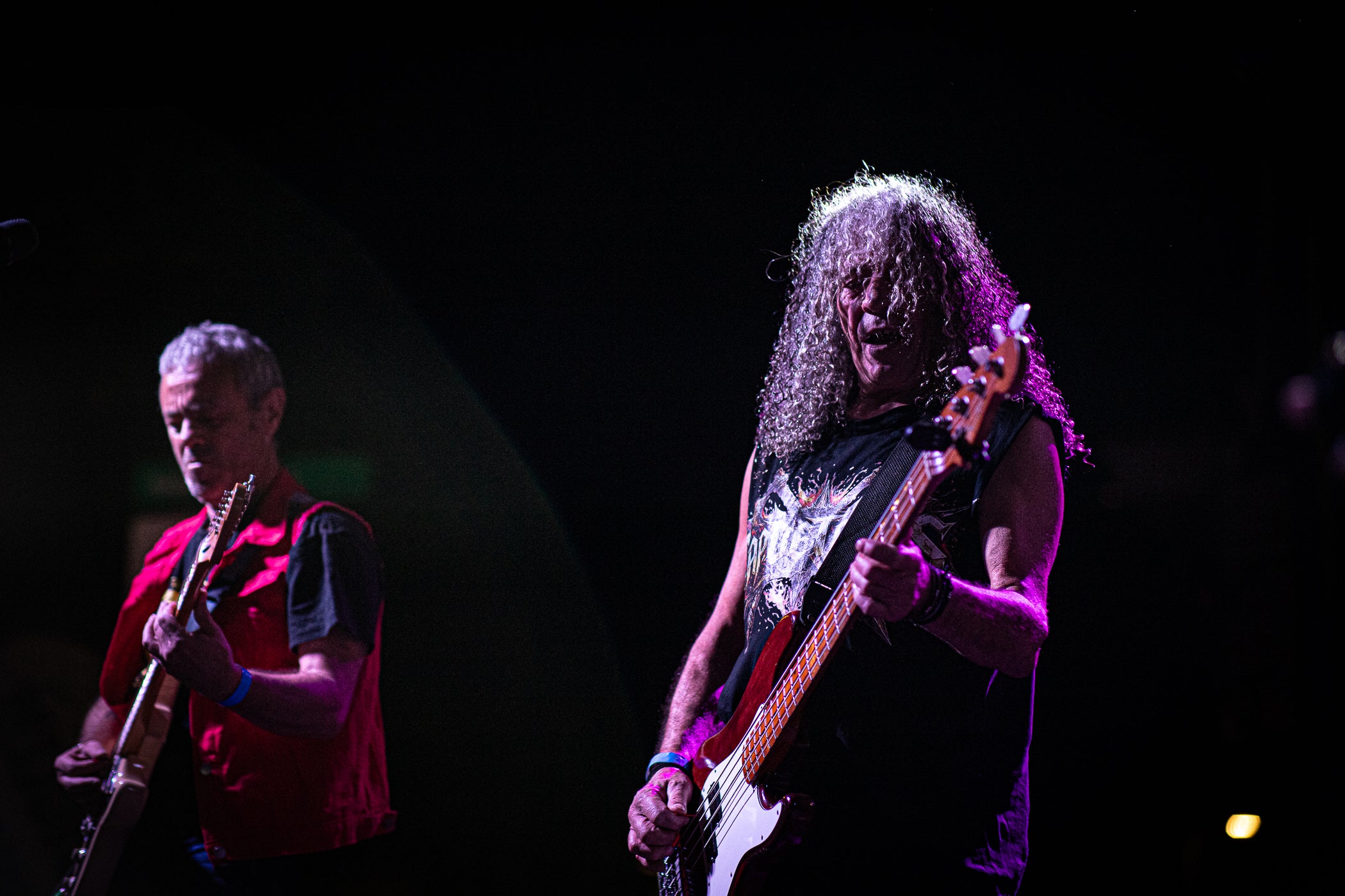 La Moguda Rock de Festa Major al capdamunt de la Rambla ha estat l'ocasió perquè la llegendària banda de heavy metal dels vuitanta de Terrassa Capdetrons es tornessin a reunir aquest divendres amb convidats. Sense el baixista Xarly Compte, traspassat fa onze anys, als originals Jepi, a la guitarra, i Xavi Monqui, a la bateria, s'hi han unit els ADN Segu, al baix, i Juan Feria, a la guitarra, i com a veu i presència contundent Martí Doria | Javi González
