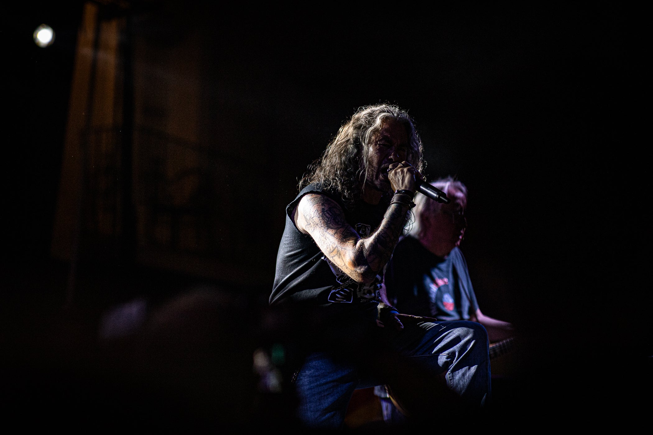La Moguda Rock de Festa Major al capdamunt de la Rambla ha estat l'ocasió perquè la llegendària banda de heavy metal dels vuitanta de Terrassa Capdetrons es tornessin a reunir aquest divendres amb convidats. Sense el baixista Xarly Compte, traspassat fa onze anys, als originals Jepi, a la guitarra, i Xavi Monqui, a la bateria, s'hi han unit els ADN Segu, al baix, i Juan Feria, a la guitarra, i com a veu i presència contundent Martí Doria | Javi González