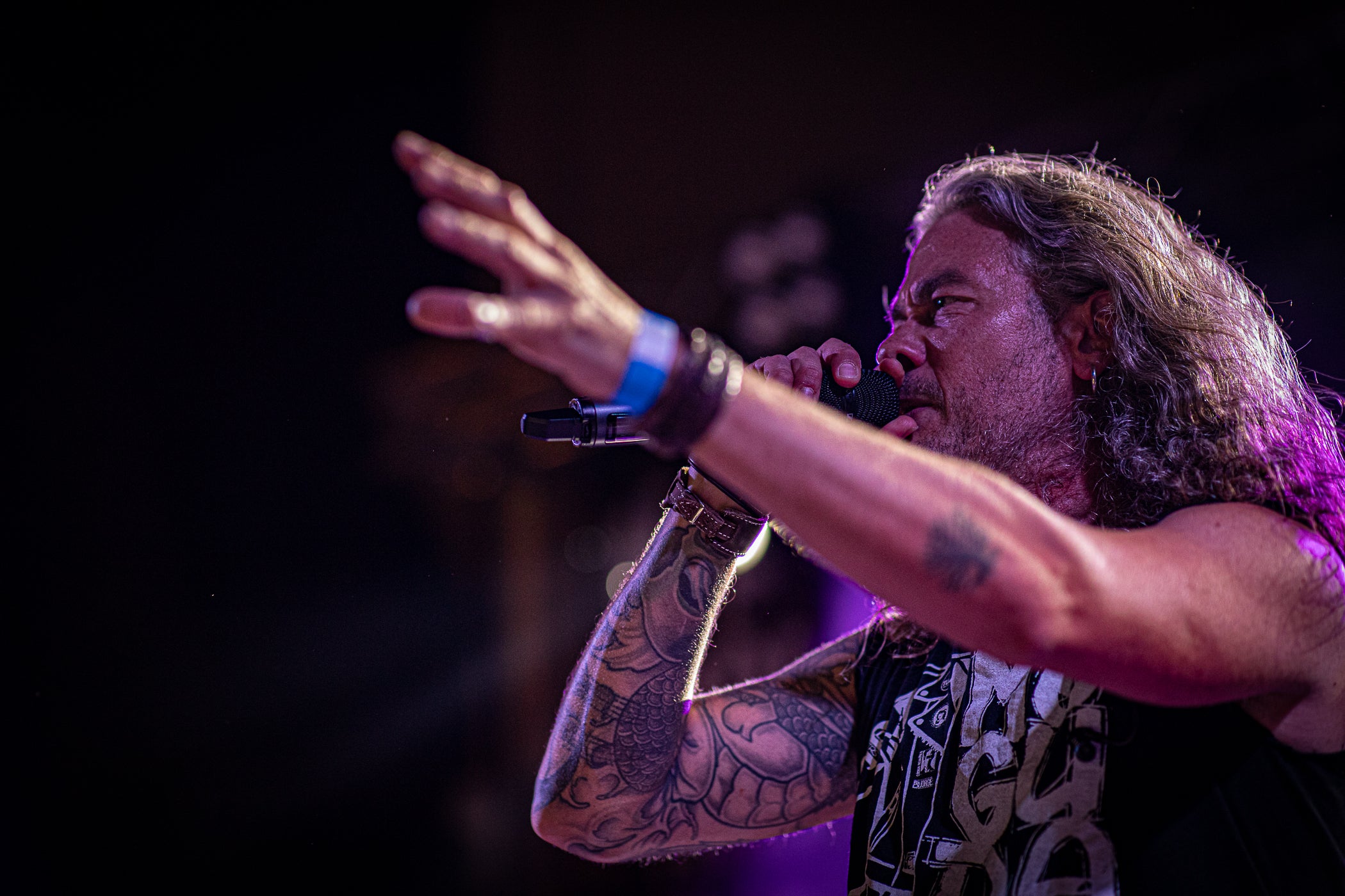 La Moguda Rock de Festa Major al capdamunt de la Rambla ha estat l'ocasió perquè la llegendària banda de heavy metal dels vuitanta de Terrassa Capdetrons es tornessin a reunir aquest divendres amb convidats. Sense el baixista Xarly Compte, traspassat fa onze anys, als originals Jepi, a la guitarra, i Xavi Monqui, a la bateria, s'hi han unit els ADN Segu, al baix, i Juan Feria, a la guitarra, i com a veu i presència contundent Martí Doria | Javi González