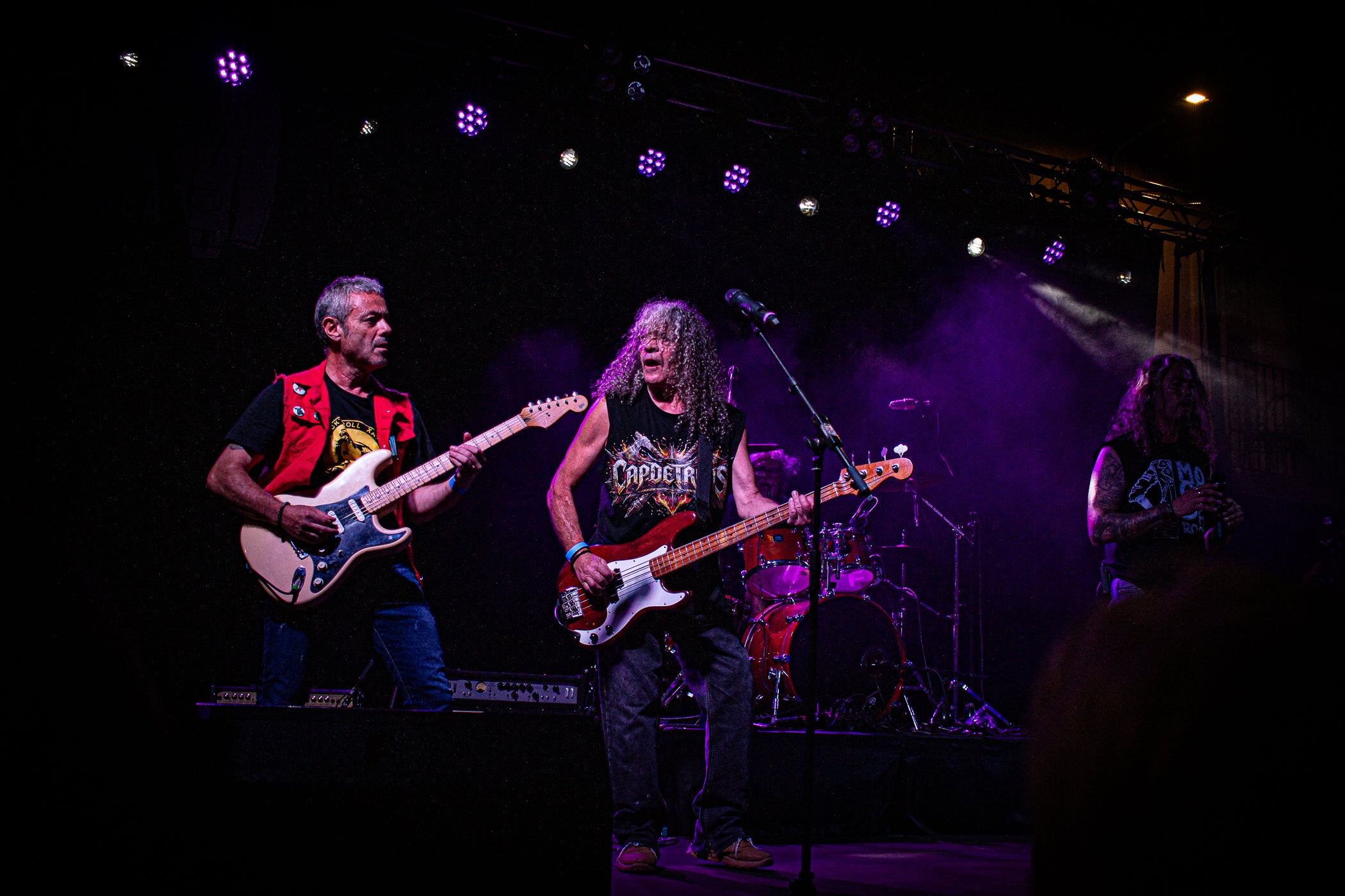 La Moguda Rock de Festa Major al capdamunt de la Rambla ha estat l'ocasió perquè la llegendària banda de heavy metal dels vuitanta de Terrassa Capdetrons es tornessin a reunir aquest divendres amb convidats. Sense el baixista Xarly Compte, traspassat fa onze anys, als originals Jepi, a la guitarra, i Xavi Monqui, a la bateria, s'hi han unit els ADN Segu, al baix, i Juan Feria, a la guitarra, i com a veu i presència contundent Martí Doria | Javi González