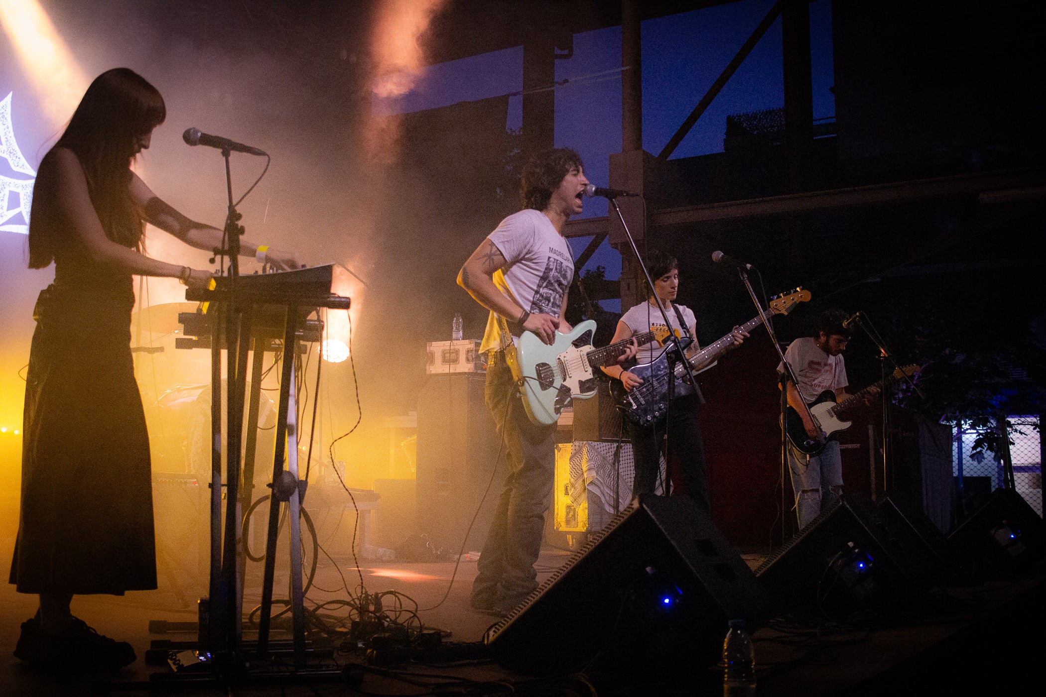 Com a indret reservat als sons més independents i urbans, l'Espai Vapor del Vapor Ventalló va engegar les actuacions aquest divendres de Festa Major amb grups representatius de l'actual escena estatal com els valencians La Plata, que van portar al directe el seu postpunk amb tocs electrònics que han introduït de manera encertada en el seu darrer àlbum 'Interzona'. Sobre l'escenari, encomanaven aquesta atmosfera de freqüències ombrívoles Diego Escriche, a la guitarra i veu, Salvador Frasquet, també a la guitarra, Patricia Ferragud al baix, María Gea als teclats i veu i Carmona a la bateria | Javi González