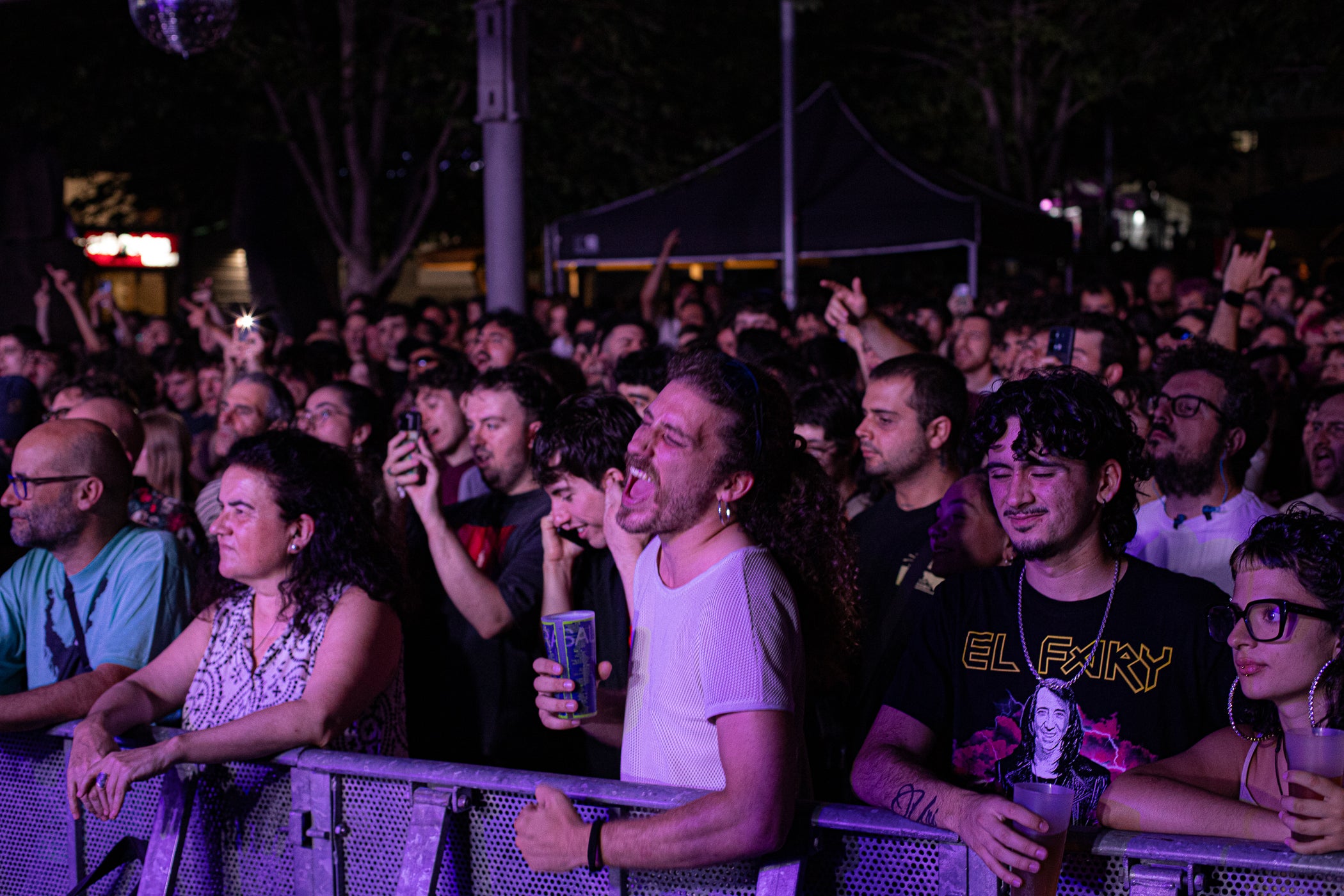Com a indret reservat als sons més independents i urbans, l'Espai Vapor del Vapor Ventalló va engegar les actuacions aquest divendres de Festa Major amb grups representatius de l'actual escena estatal com els valencians La Plata, que van portar al directe el seu postpunk amb tocs electrònics que han introduït de manera encertada en el seu darrer àlbum 'Interzona'. Sobre l'escenari, encomanaven aquesta atmosfera de freqüències ombrívoles Diego Escriche, a la guitarra i veu, Salvador Frasquet, també a la guitarra, Patricia Ferragud al baix, María Gea als teclats i veu i Carmona a la bateria | Javi González