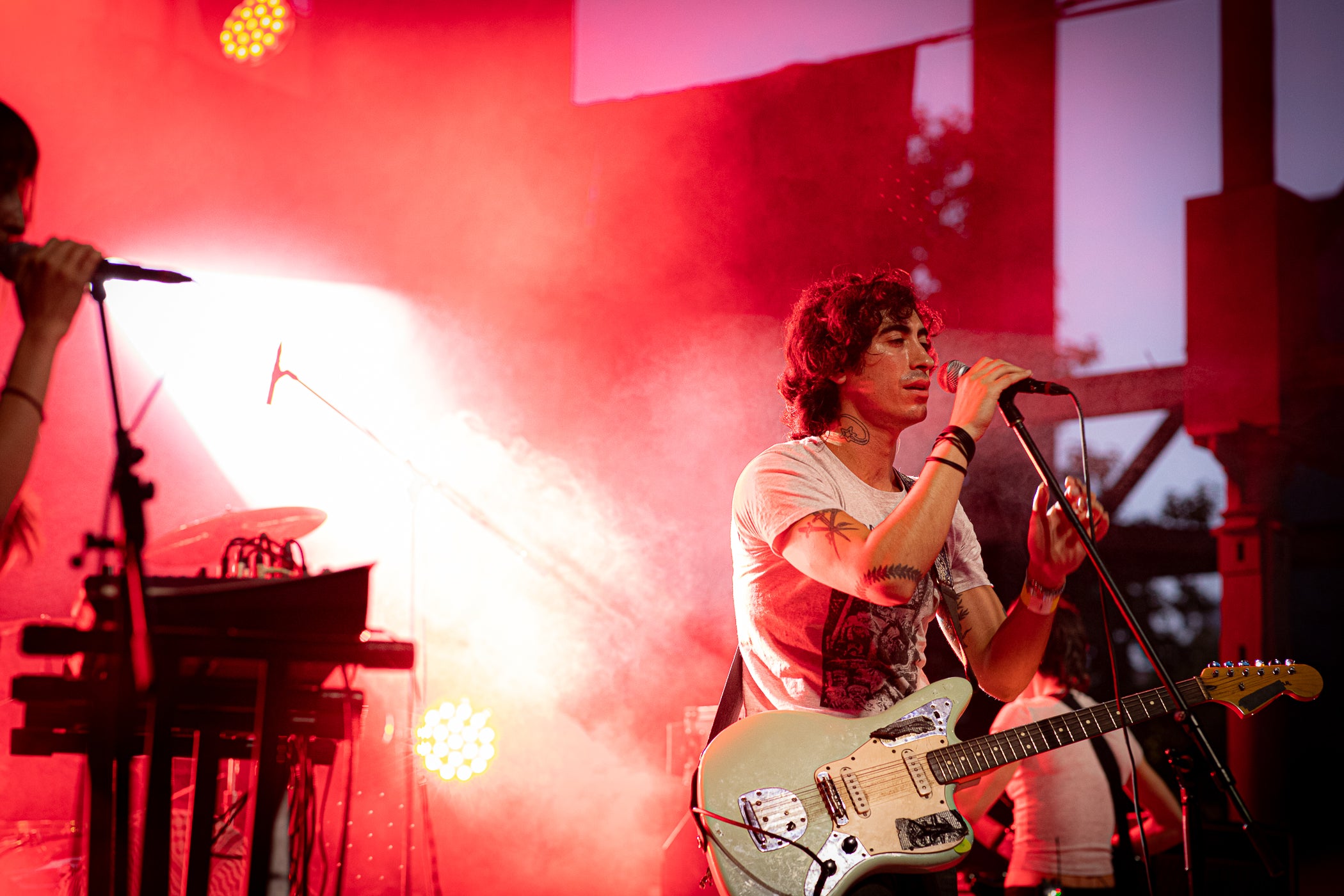 Com a indret reservat als sons més independents i urbans, l'Espai Vapor del Vapor Ventalló va engegar les actuacions aquest divendres de Festa Major amb grups representatius de l'actual escena estatal com els valencians La Plata, que van portar al directe el seu postpunk amb tocs electrònics que han introduït de manera encertada en el seu darrer àlbum 'Interzona'. Sobre l'escenari, encomanaven aquesta atmosfera de freqüències ombrívoles Diego Escriche, a la guitarra i veu, Salvador Frasquet, també a la guitarra, Patricia Ferragud al baix, María Gea als teclats i veu i Carmona a la bateria | Javi González
