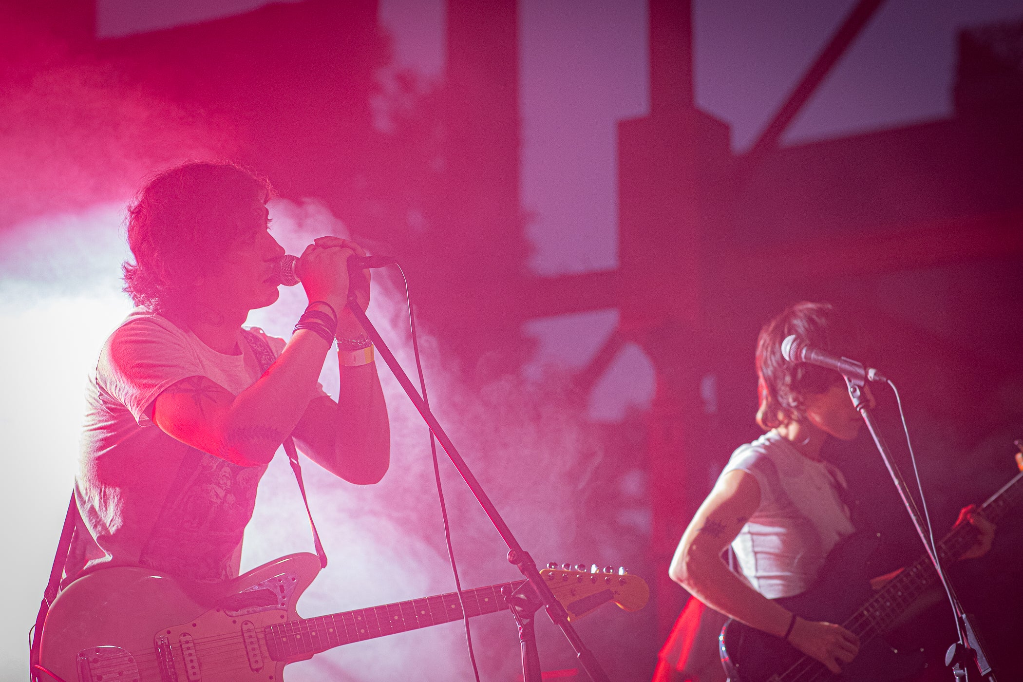 Com a indret reservat als sons més independents i urbans, l'Espai Vapor del Vapor Ventalló va engegar les actuacions aquest divendres de Festa Major amb grups representatius de l'actual escena estatal com els valencians La Plata, que van portar al directe el seu postpunk amb tocs electrònics que han introduït de manera encertada en el seu darrer àlbum 'Interzona'. Sobre l'escenari, encomanaven aquesta atmosfera de freqüències ombrívoles Diego Escriche, a la guitarra i veu, Salvador Frasquet, també a la guitarra, Patricia Ferragud al baix, María Gea als teclats i veu i Carmona a la bateria | Javi González