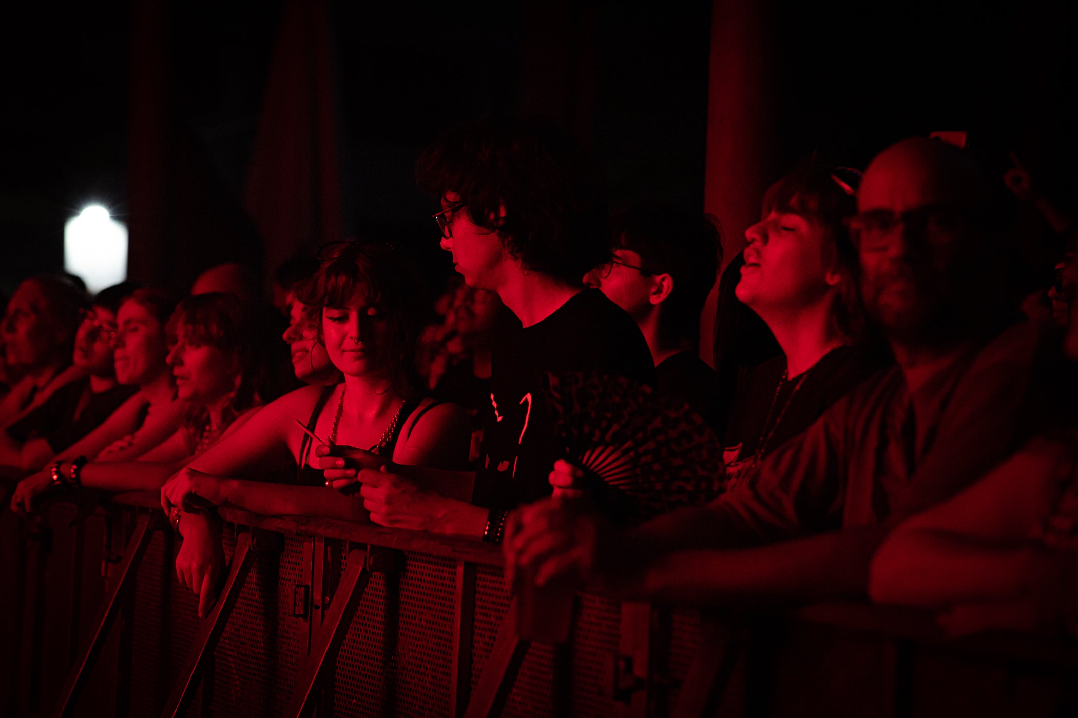 Com a indret reservat als sons més independents i urbans, l'Espai Vapor del Vapor Ventalló va engegar les actuacions aquest divendres de Festa Major amb grups representatius de l'actual escena estatal com els valencians La Plata, que van portar al directe el seu postpunk amb tocs electrònics que han introduït de manera encertada en el seu darrer àlbum 'Interzona'. Sobre l'escenari, encomanaven aquesta atmosfera de freqüències ombrívoles Diego Escriche, a la guitarra i veu, Salvador Frasquet, també a la guitarra, Patricia Ferragud al baix, María Gea als teclats i veu i Carmona a la bateria | Javi González