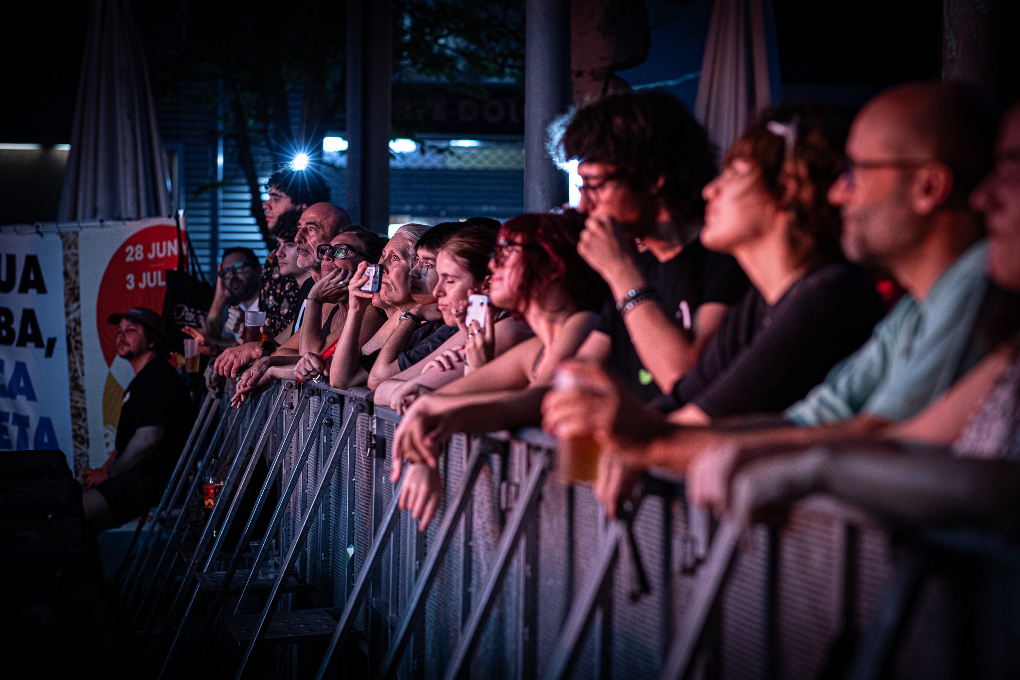 Com a indret reservat als sons més independents i urbans, l'Espai Vapor del Vapor Ventalló va engegar les actuacions aquest divendres de Festa Major amb grups representatius de l'actual escena estatal com els valencians La Plata, que van portar al directe el seu postpunk amb tocs electrònics que han introduït de manera encertada en el seu darrer àlbum 'Interzona'. Sobre l'escenari, encomanaven aquesta atmosfera de freqüències ombrívoles Diego Escriche, a la guitarra i veu, Salvador Frasquet, també a la guitarra, Patricia Ferragud al baix, María Gea als teclats i veu i Carmona a la bateria | Javi González