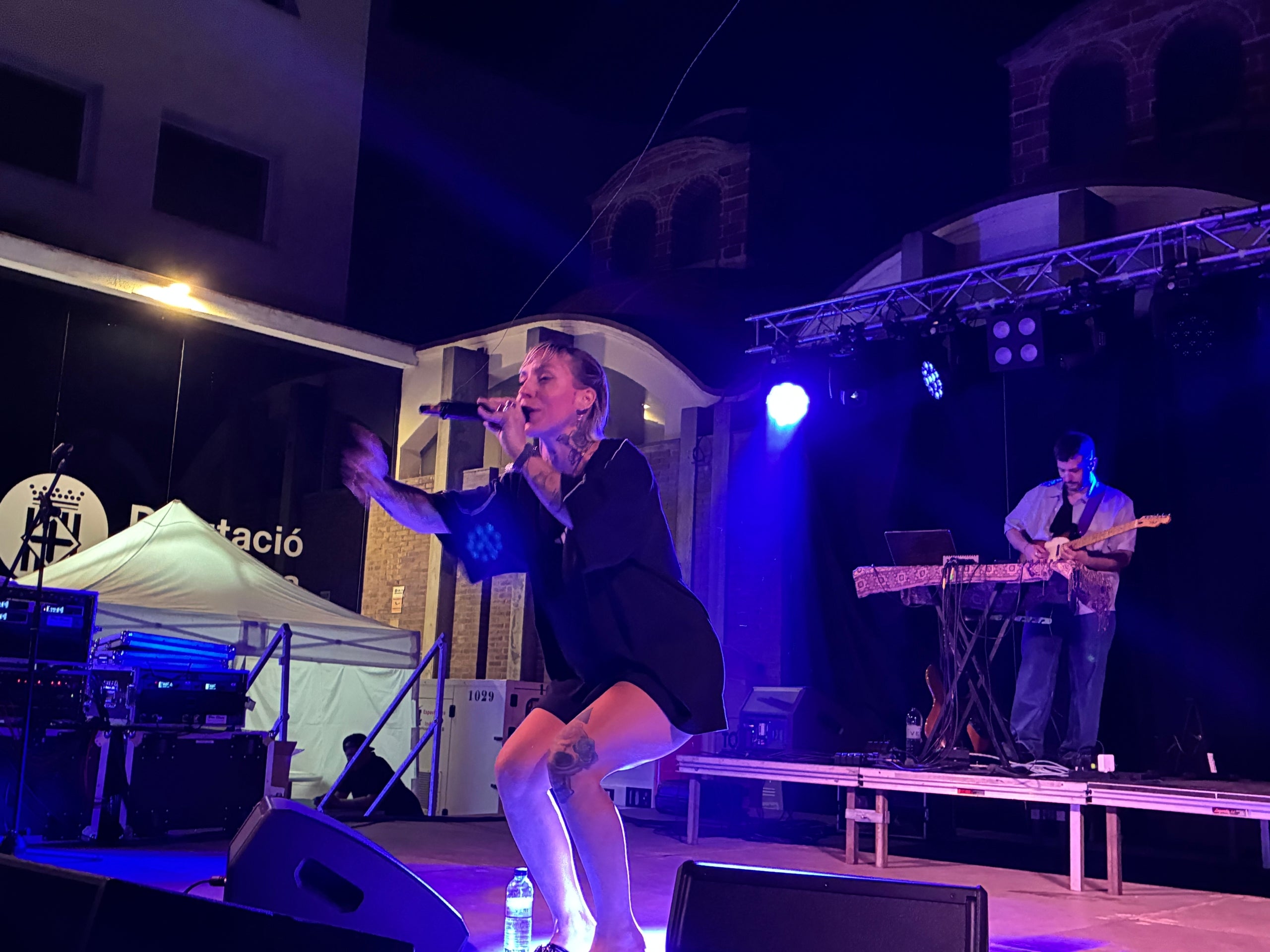 Com a miscel·lània de concerts i espectacles de divendres de Festa Major de Terrassa, aquesta és una selecció gràfica que comença amb el pòdcast 'No hay negros en el Tibet', que es va fer a l'amfiteatre del parc de Sant Jordi amb Asaari Bibant, Frank T, Lamine Thior i de convidat l'actor Miquel Ripeu, continua amb l'argentina Belén Natalí establerta a Barcelona i el seu 'dancehall' jamaicà a la plaça Didó, segueix al mateix lloc amb el 'beatmaker' terrassenc Griffi, se'n va a l'Espai Vapor per l'actuació del duo de 'electropunk' meitat terrassenc Dame Area i el trio de Móstoles de ràbia urbana VVV Trippin' You i acaba al capdamunt de la Rambla amb el 'hardcore' sense pal·liatius dels barcelonins La Inquisición | Vicenç Batalla