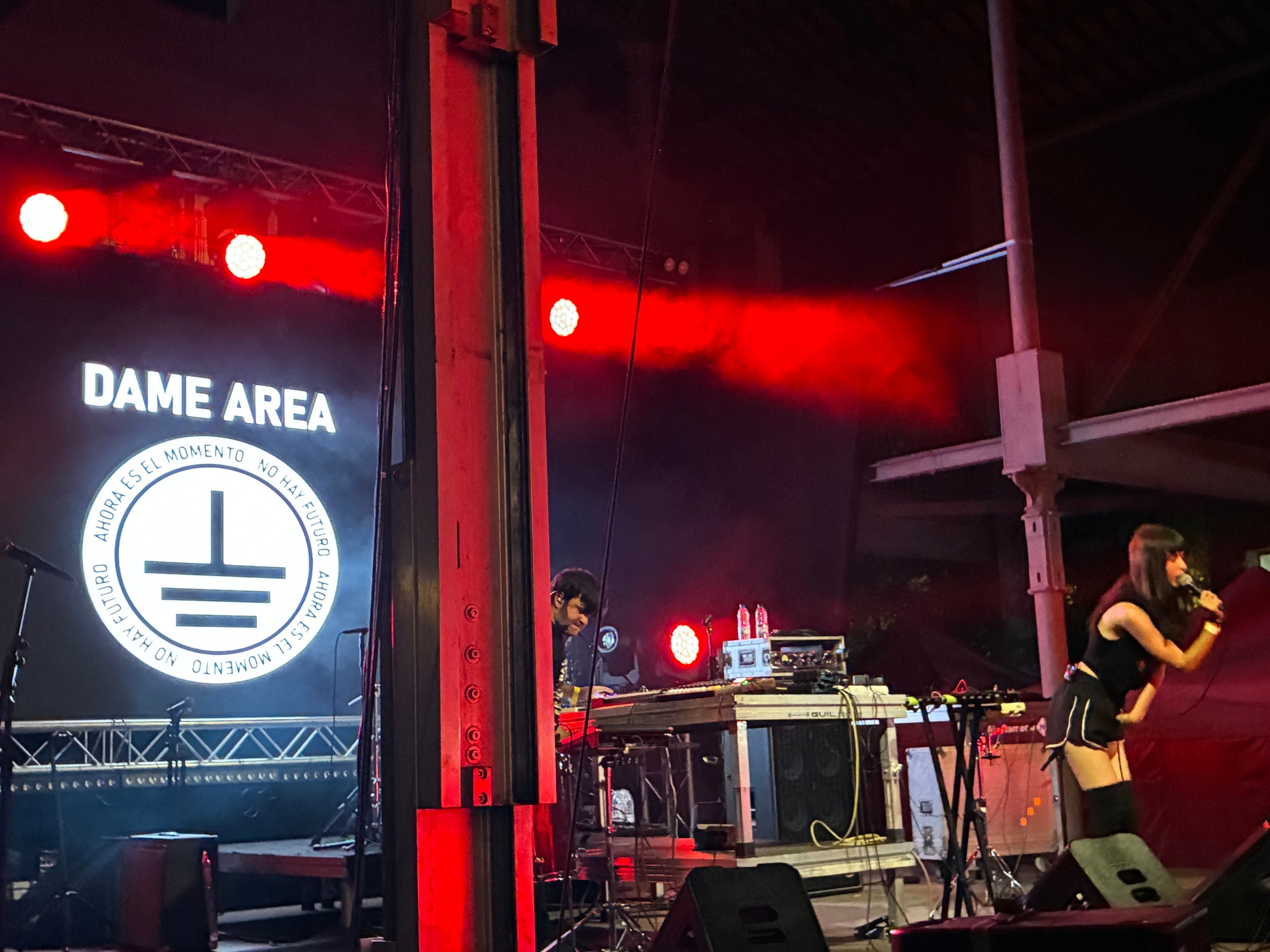 Com a miscel·lània de concerts i espectacles de divendres de Festa Major de Terrassa, aquesta és una selecció gràfica que comença amb el pòdcast 'No hay negros en el Tibet', que es va fer a l'amfiteatre del parc de Sant Jordi amb Asaari Bibant, Frank T, Lamine Thior i de convidat l'actor Miquel Ripeu, continua amb l'argentina Belén Natalí establerta a Barcelona i el seu 'dancehall' jamaicà a la plaça Didó, segueix al mateix lloc amb el 'beatmaker' terrassenc Griffi, se'n va a l'Espai Vapor per l'actuació del duo de 'electropunk' meitat terrassenc Dame Area i el trio de Móstoles de ràbia urbana VVV Trippin' You i acaba al capdamunt de la Rambla amb el 'hardcore' sense pal·liatius dels barcelonins La Inquisición | Vicenç Batalla