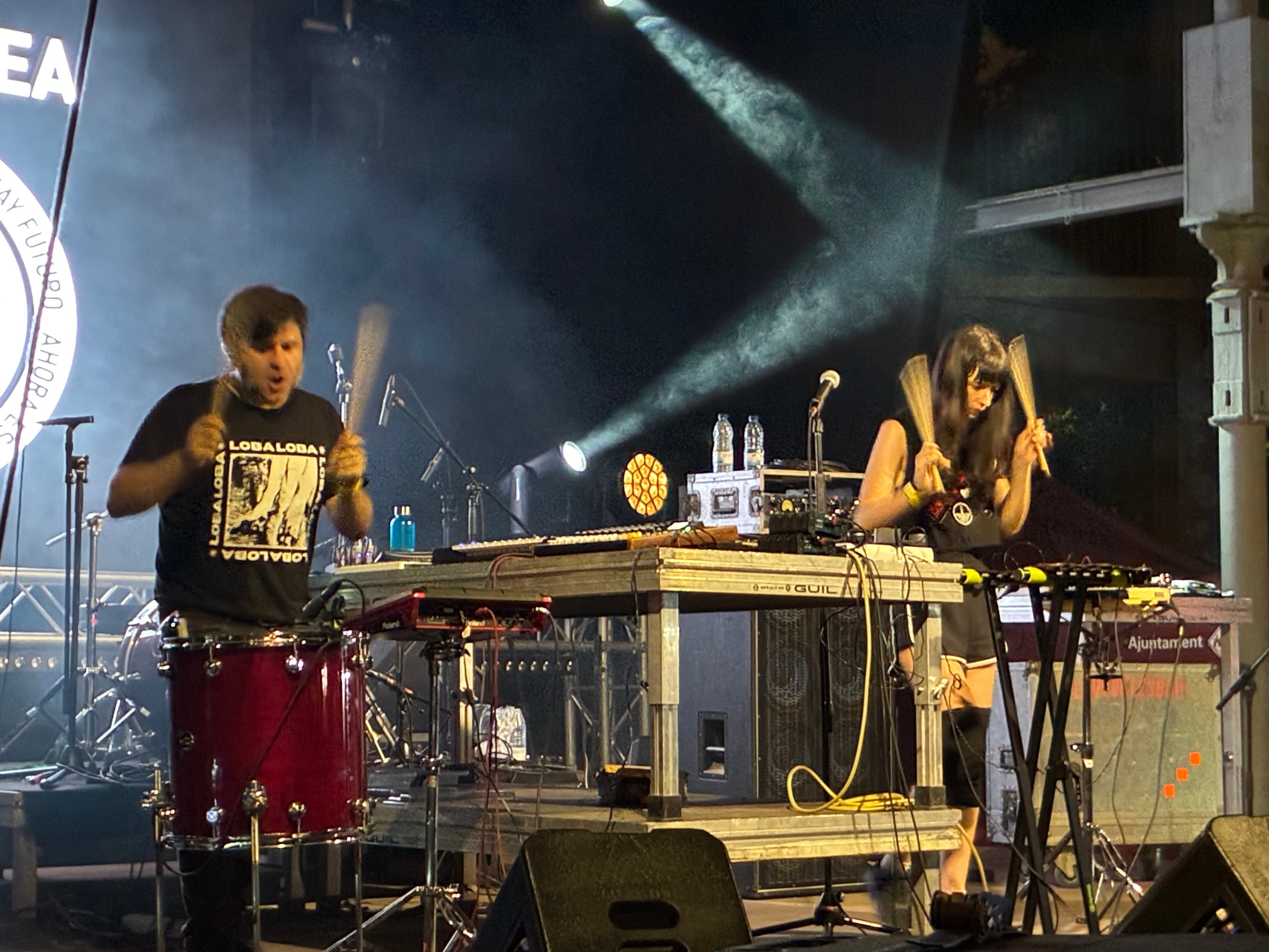 Com a miscel·lània de concerts i espectacles de divendres de Festa Major de Terrassa, aquesta és una selecció gràfica que comença amb el pòdcast 'No hay negros en el Tibet', que es va fer a l'amfiteatre del parc de Sant Jordi amb Asaari Bibant, Frank T, Lamine Thior i de convidat l'actor Miquel Ripeu, continua amb l'argentina Belén Natalí establerta a Barcelona i el seu 'dancehall' jamaicà a la plaça Didó, segueix al mateix lloc amb el 'beatmaker' terrassenc Griffi, se'n va a l'Espai Vapor per l'actuació del duo de 'electropunk' meitat terrassenc Dame Area i el trio de Móstoles de ràbia urbana VVV Trippin' You i acaba al capdamunt de la Rambla amb el 'hardcore' sense pal·liatius dels barcelonins La Inquisición | Vicenç Batalla
