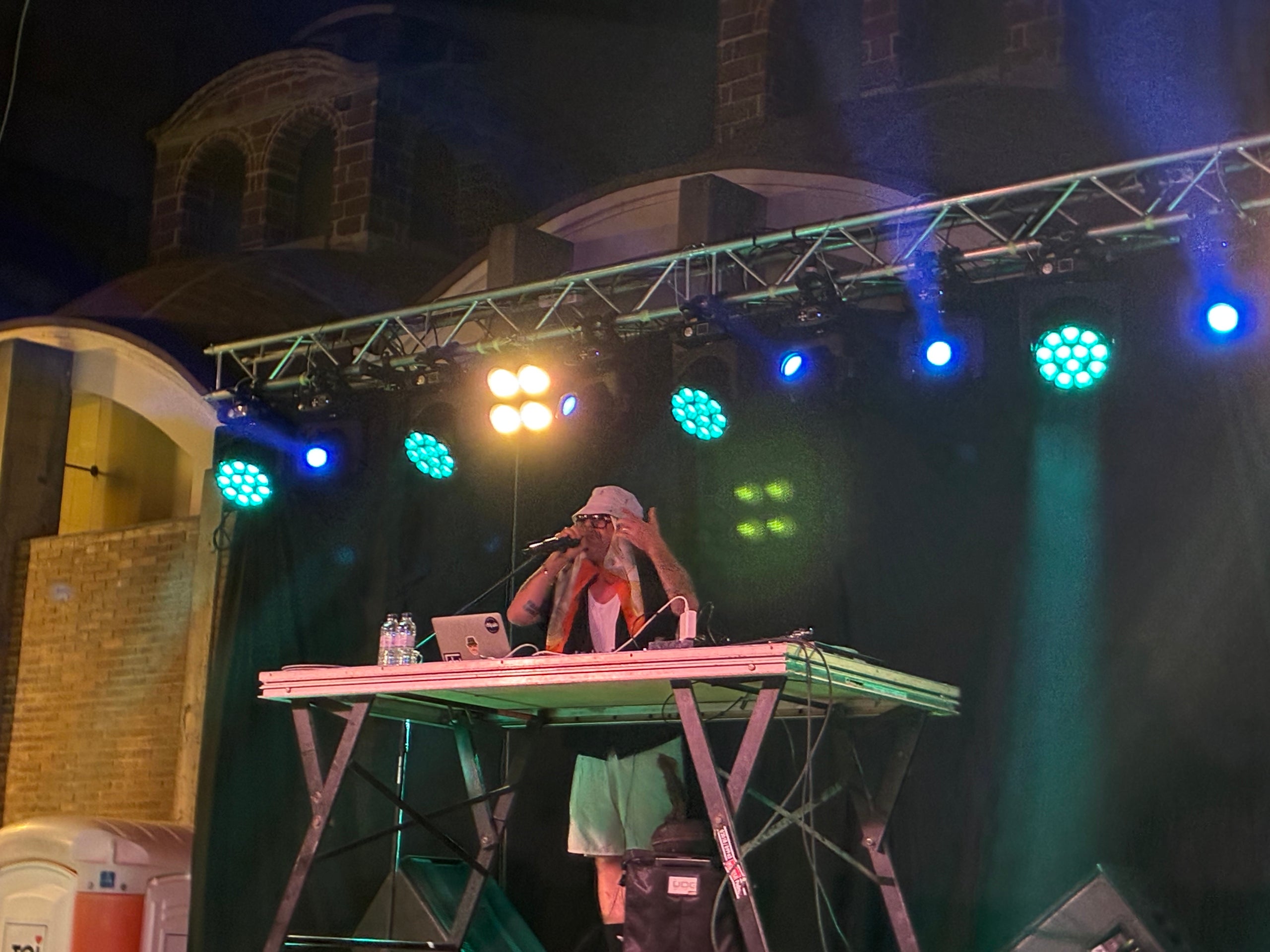 Com a miscel·lània de concerts i espectacles de divendres de Festa Major de Terrassa, aquesta és una selecció gràfica que comença amb el pòdcast 'No hay negros en el Tibet', que es va fer a l'amfiteatre del parc de Sant Jordi amb Asaari Bibant, Frank T, Lamine Thior i de convidat l'actor Miquel Ripeu, continua amb l'argentina Belén Natalí establerta a Barcelona i el seu 'dancehall' jamaicà a la plaça Didó, segueix al mateix lloc amb el 'beatmaker' terrassenc Griffi, se'n va a l'Espai Vapor per l'actuació del duo de 'electropunk' meitat terrassenc Dame Area i el trio de Móstoles de ràbia urbana VVV Trippin' You i acaba al capdamunt de la Rambla amb el 'hardcore' sense pal·liatius dels barcelonins La Inquisición | Vicenç Batalla