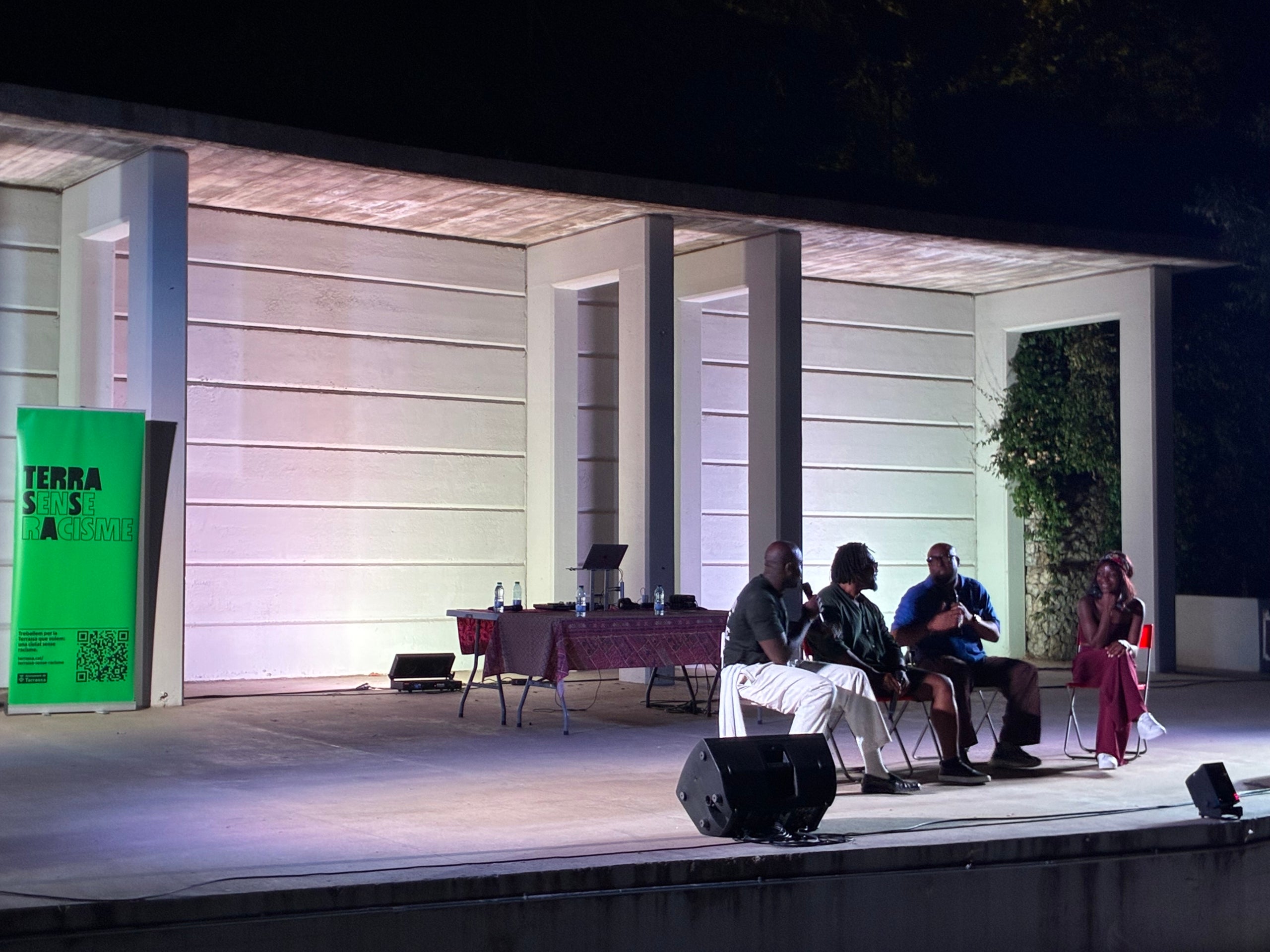 Com a miscel·lània de concerts i espectacles de divendres de Festa Major de Terrassa, aquesta és una selecció gràfica que comença amb el pòdcast 'No hay negros en el Tibet', que es va fer a l'amfiteatre del parc de Sant Jordi amb Asaari Bibant, Frank T, Lamine Thior i de convidat l'actor Miquel Ripeu, continua amb l'argentina Belén Natalí establerta a Barcelona i el seu 'dancehall' jamaicà a la plaça Didó, segueix al mateix lloc amb el 'beatmaker' terrassenc Griffi, se'n va a l'Espai Vapor per l'actuació del duo de 'electropunk' meitat terrassenc Dame Area i el trio de Móstoles de ràbia urbana VVV Trippin' You i acaba al capdamunt de la Rambla amb el 'hardcore' sense pal·liatius dels barcelonins La Inquisición | Vicenç Batalla