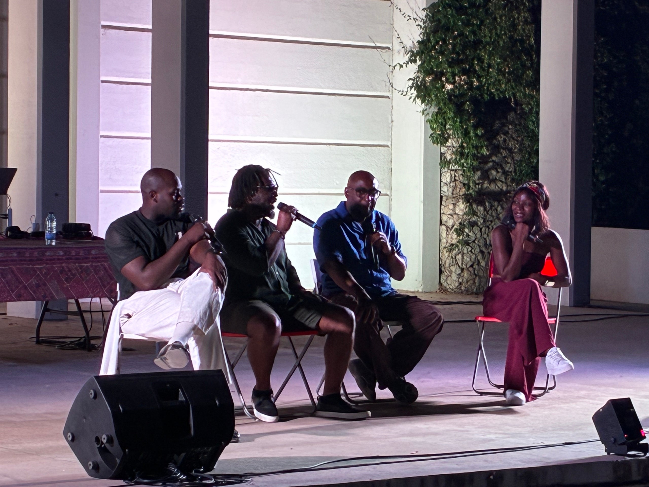 Com a miscel·lània de concerts i espectacles de divendres de Festa Major de Terrassa, aquesta és una selecció gràfica que comença amb el pòdcast 'No hay negros en el Tibet', que es va fer a l'amfiteatre del parc de Sant Jordi amb Asaari Bibant, Frank T, Lamine Thior i de convidat l'actor Miquel Ripeu, continua amb l'argentina Belén Natalí establerta a Barcelona i el seu 'dancehall' jamaicà a la plaça Didó, segueix al mateix lloc amb el 'beatmaker' terrassenc Griffi, se'n va a l'Espai Vapor per l'actuació del duo de 'electropunk' meitat terrassenc Dame Area i el trio de Móstoles de ràbia urbana VVV Trippin' You i acaba al capdamunt de la Rambla amb el 'hardcore' sense pal·liatius dels barcelonins La Inquisición | Vicenç Batalla
