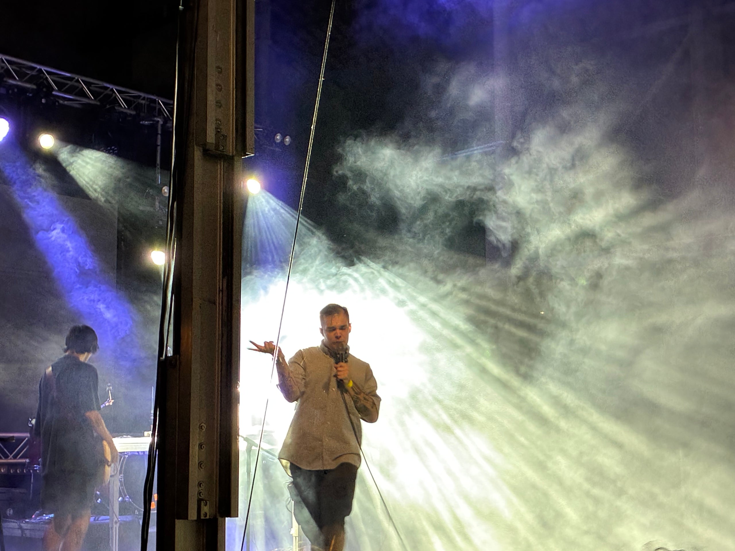 Com a miscel·lània de concerts i espectacles de divendres de Festa Major de Terrassa, aquesta és una selecció gràfica que comença amb el pòdcast 'No hay negros en el Tibet', que es va fer a l'amfiteatre del parc de Sant Jordi amb Asaari Bibant, Frank T, Lamine Thior i de convidat l'actor Miquel Ripeu, continua amb l'argentina Belén Natalí establerta a Barcelona i el seu 'dancehall' jamaicà a la plaça Didó, segueix al mateix lloc amb el 'beatmaker' terrassenc Griffi, se'n va a l'Espai Vapor per l'actuació del duo de 'electropunk' meitat terrassenc Dame Area i el trio de Móstoles de ràbia urbana VVV Trippin' You i acaba al capdamunt de la Rambla amb el 'hardcore' sense pal·liatius dels barcelonins La Inquisición | Vicenç Batalla