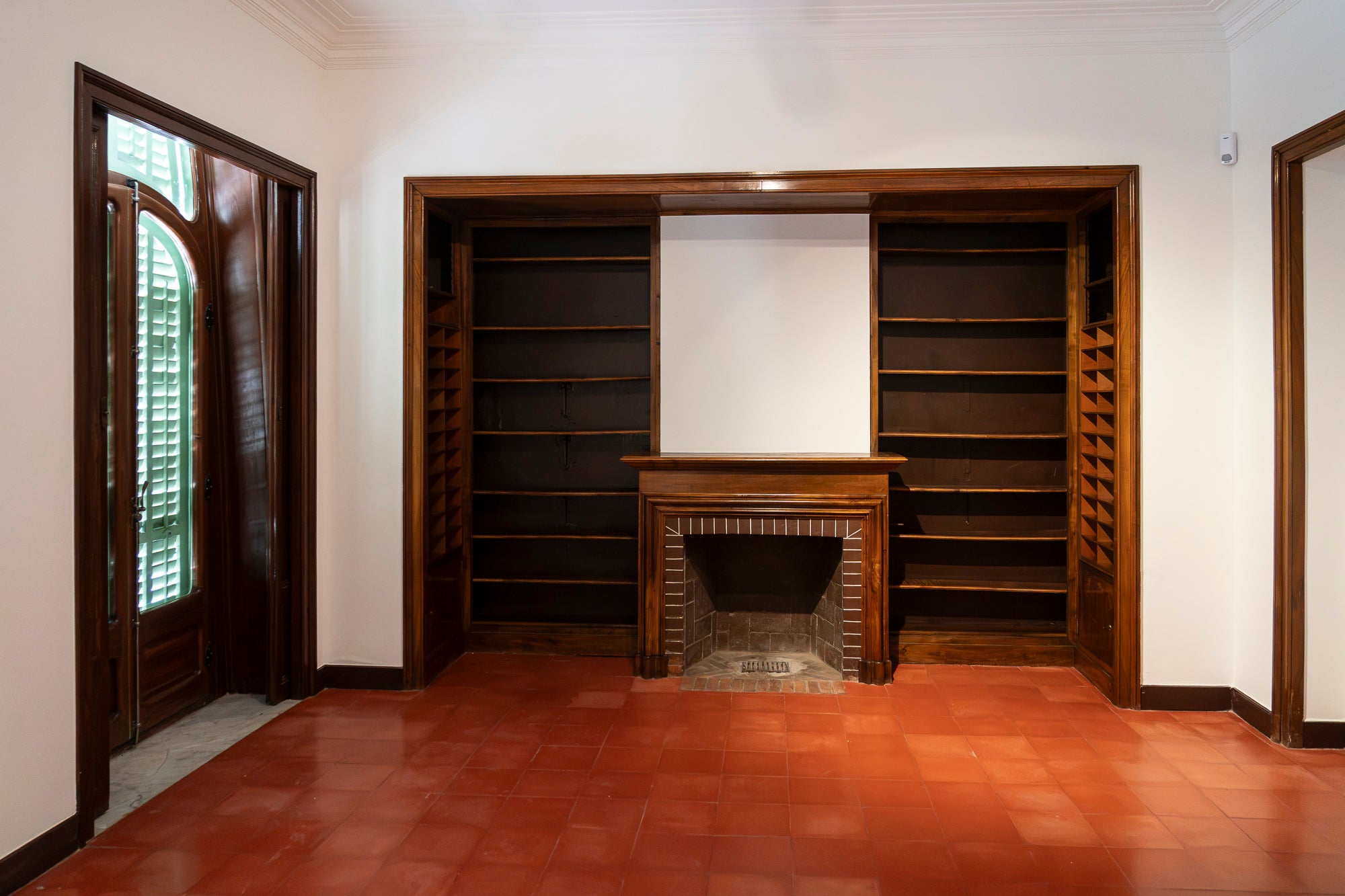 Després d'un any d'obres de restauració en la seva estructura i adequació a les exigències actuals dels equipaments públics, la icònica Masia Freixa de Lluís Muncunill llueix com a referent que és del modernisme local i preparada per acollir nous visitants en un recorregut que s'ha enriquit com a espai expositiu, amb noves sales i elements redescoberts. És el cas dels sistemes de doble coberta o de voltes atirantades de la planta superior, com també de vestigis de la nau original. Des del 22 de juny i durant un any, les visites són gratuïtes per als terrassencs, inclosa la torre de guaita que, per primer cop, s'obre al públic | Mireia Comas