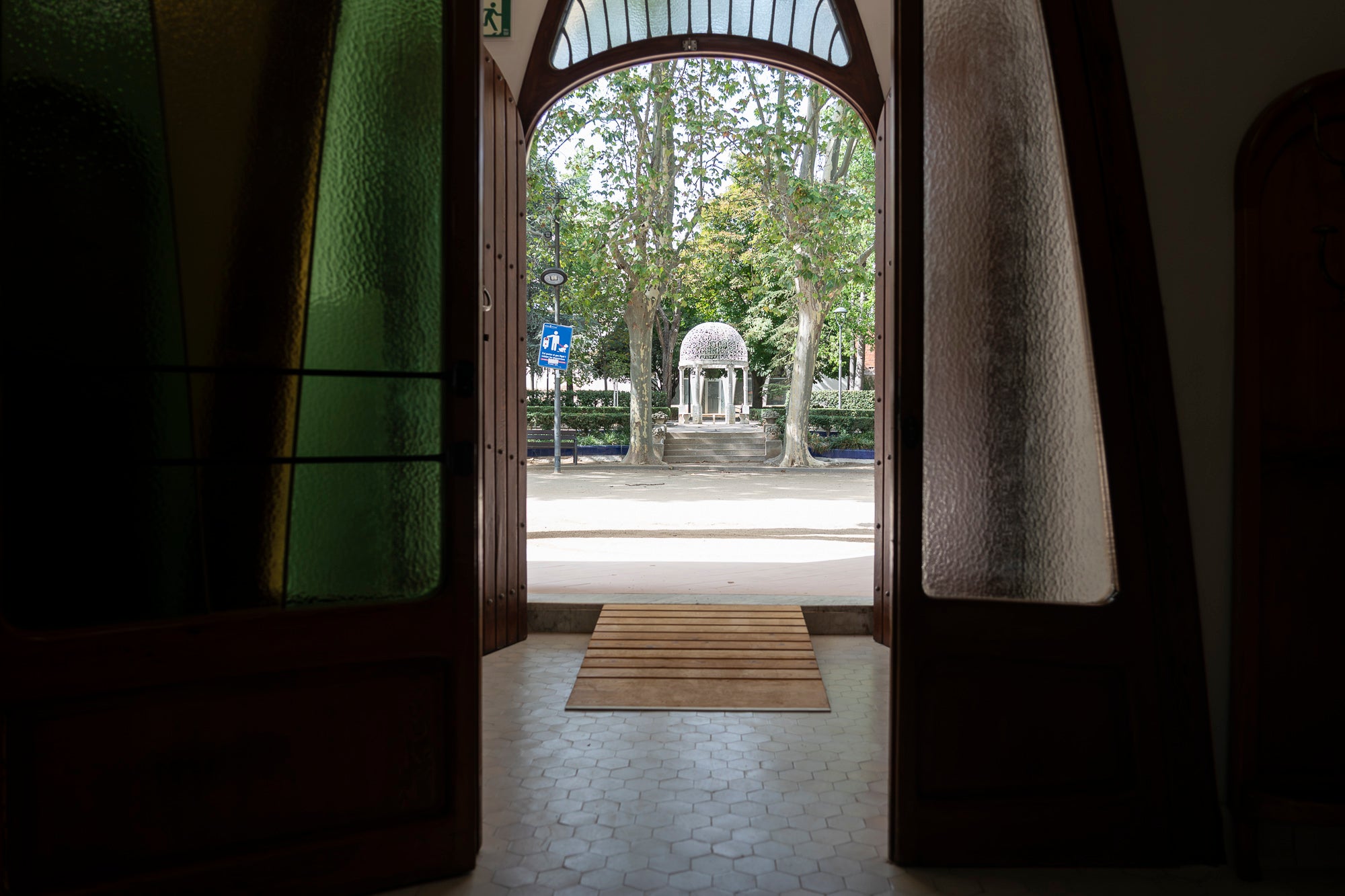 Després d'un any d'obres de restauració en la seva estructura i adequació a les exigències actuals dels equipaments públics, la icònica Masia Freixa de Lluís Muncunill llueix com a referent que és del modernisme local i preparada per acollir nous visitants en un recorregut que s'ha enriquit com a espai expositiu, amb noves sales i elements redescoberts. És el cas dels sistemes de doble coberta o de voltes atirantades de la planta superior, com també de vestigis de la nau original. Des del 22 de juny i durant un any, les visites són gratuïtes per als terrassencs, inclosa la torre de guaita que, per primer cop, s'obre al públic | Mireia Comas