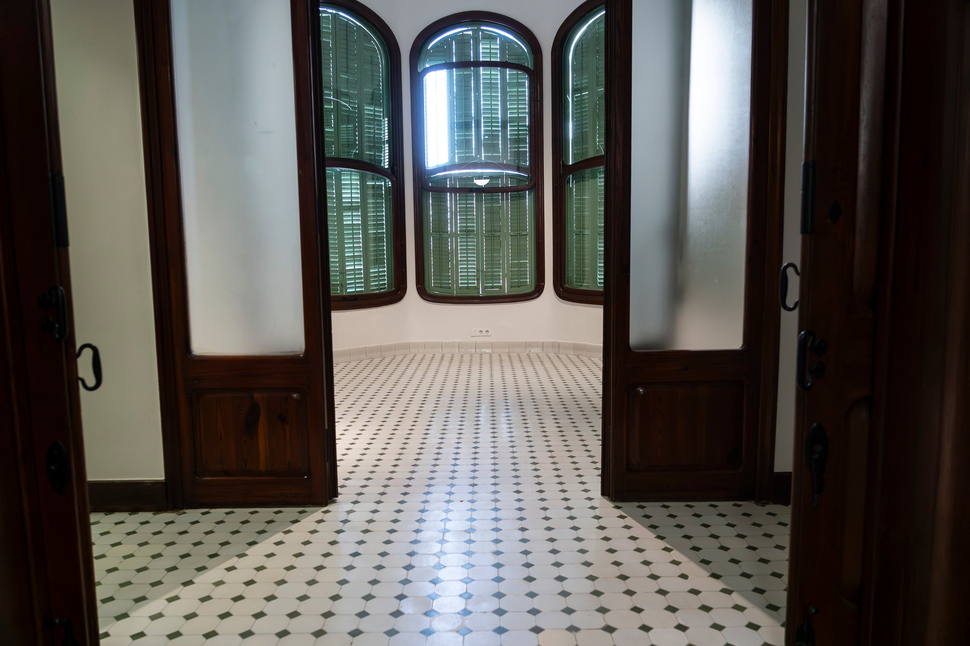 Després d'un any d'obres de restauració en la seva estructura i adequació a les exigències actuals dels equipaments públics, la icònica Masia Freixa de Lluís Muncunill llueix com a referent que és del modernisme local i preparada per acollir nous visitants en un recorregut que s'ha enriquit com a espai expositiu, amb noves sales i elements redescoberts. És el cas dels sistemes de doble coberta o de voltes atirantades de la planta superior, com també de vestigis de la nau original. Des del 22 de juny i durant un any, les visites són gratuïtes per als terrassencs, inclosa la torre de guaita que, per primer cop, s'obre al públic | Mireia Comas