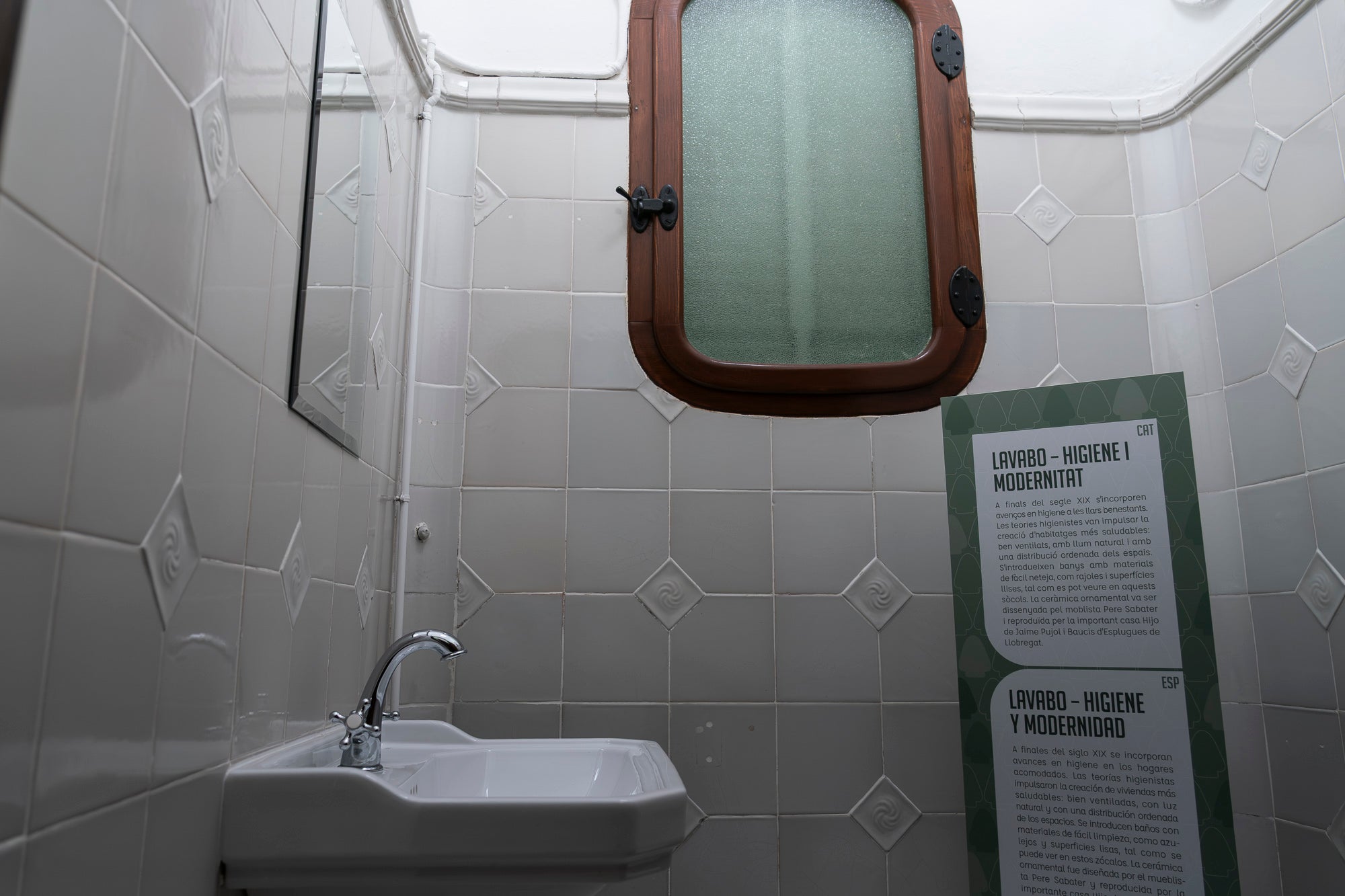 Després d'un any d'obres de restauració en la seva estructura i adequació a les exigències actuals dels equipaments públics, la icònica Masia Freixa de Lluís Muncunill llueix com a referent que és del modernisme local i preparada per acollir nous visitants en un recorregut que s'ha enriquit com a espai expositiu, amb noves sales i elements redescoberts. És el cas dels sistemes de doble coberta o de voltes atirantades de la planta superior, com també de vestigis de la nau original. Des del 22 de juny i durant un any, les visites són gratuïtes per als terrassencs, inclosa la torre de guaita que, per primer cop, s'obre al públic | Mireia Comas