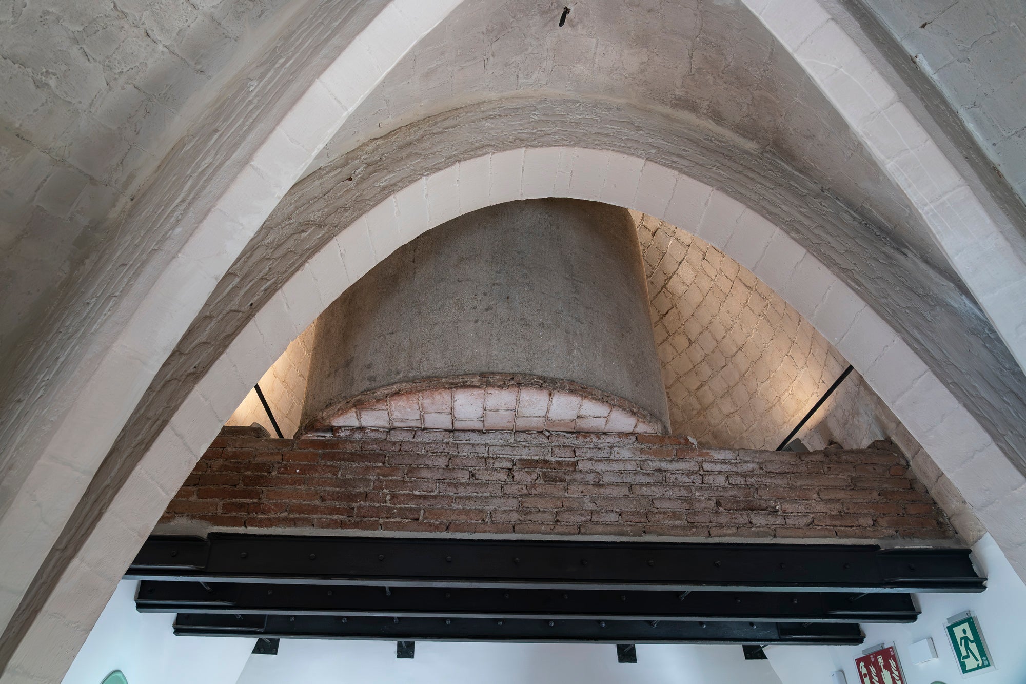 Després d'un any d'obres de restauració en la seva estructura i adequació a les exigències actuals dels equipaments públics, la icònica Masia Freixa de Lluís Muncunill llueix com a referent que és del modernisme local i preparada per acollir nous visitants en un recorregut que s'ha enriquit com a espai expositiu, amb noves sales i elements redescoberts. És el cas dels sistemes de doble coberta o de voltes atirantades de la planta superior, com també de vestigis de la nau original. Des del 22 de juny i durant un any, les visites són gratuïtes per als terrassencs, inclosa la torre de guaita que, per primer cop, s'obre al públic | Mireia Comas