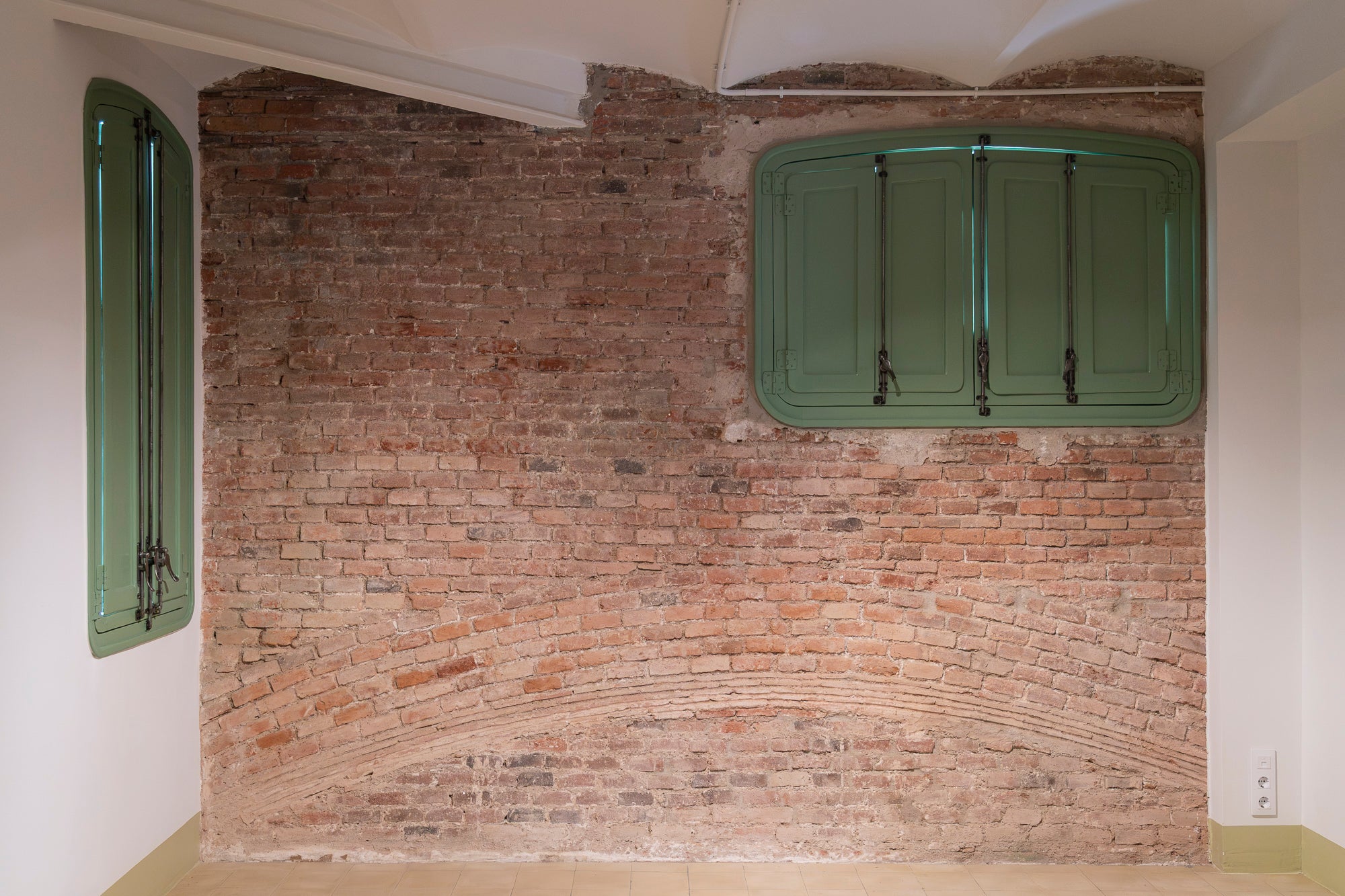 Després d'un any d'obres de restauració en la seva estructura i adequació a les exigències actuals dels equipaments públics, la icònica Masia Freixa de Lluís Muncunill llueix com a referent que és del modernisme local i preparada per acollir nous visitants en un recorregut que s'ha enriquit com a espai expositiu, amb noves sales i elements redescoberts. És el cas dels sistemes de doble coberta o de voltes atirantades de la planta superior, com també de vestigis de la nau original. Des del 22 de juny i durant un any, les visites són gratuïtes per als terrassencs, inclosa la torre de guaita que, per primer cop, s'obre al públic | Mireia Comas