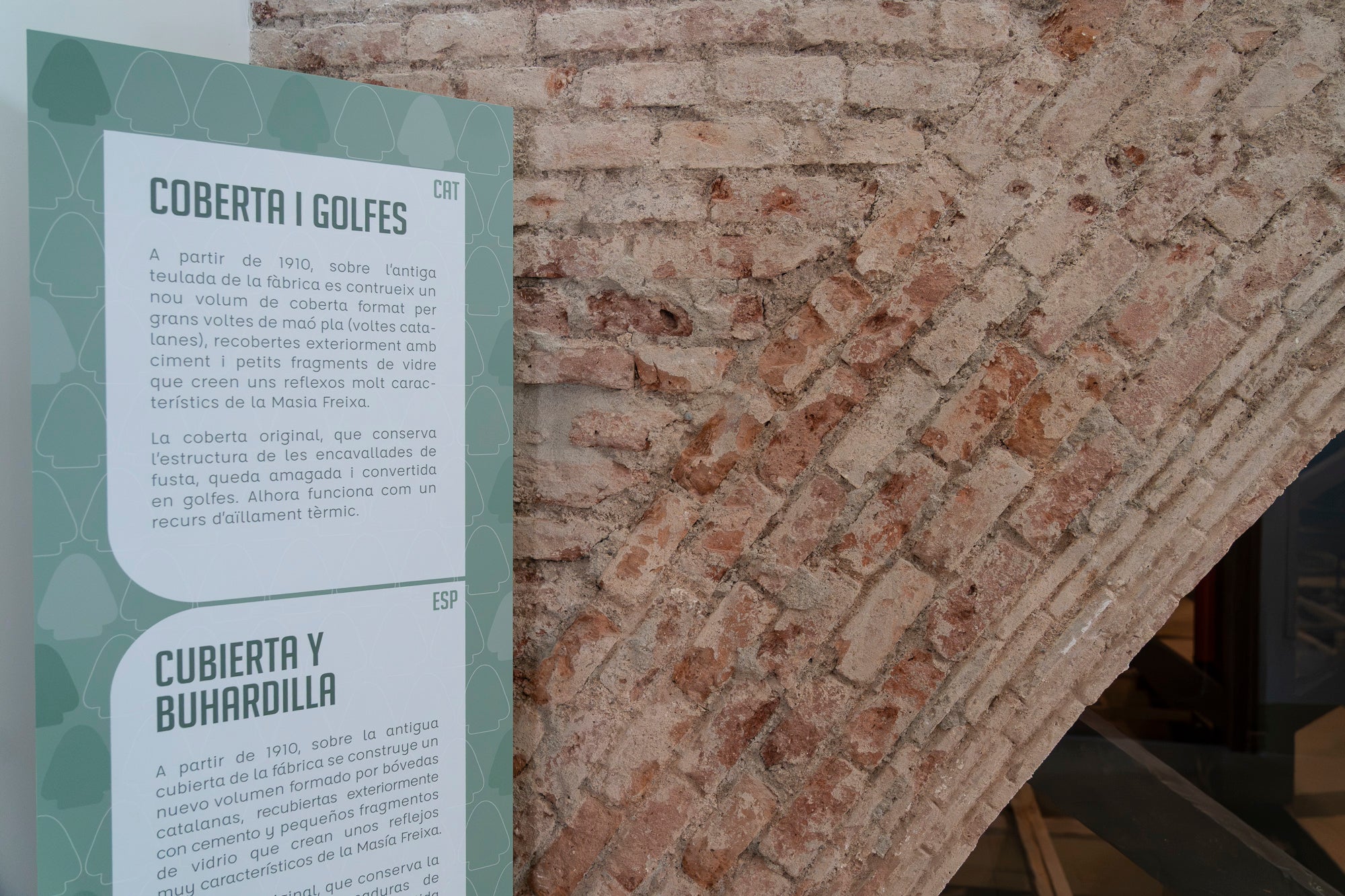 Després d'un any d'obres de restauració en la seva estructura i adequació a les exigències actuals dels equipaments públics, la icònica Masia Freixa de Lluís Muncunill llueix com a referent que és del modernisme local i preparada per acollir nous visitants en un recorregut que s'ha enriquit com a espai expositiu, amb noves sales i elements redescoberts. És el cas dels sistemes de doble coberta o de voltes atirantades de la planta superior, com també de vestigis de la nau original. Des del 22 de juny i durant un any, les visites són gratuïtes per als terrassencs, inclosa la torre de guaita que, per primer cop, s'obre al públic | Mireia Comas